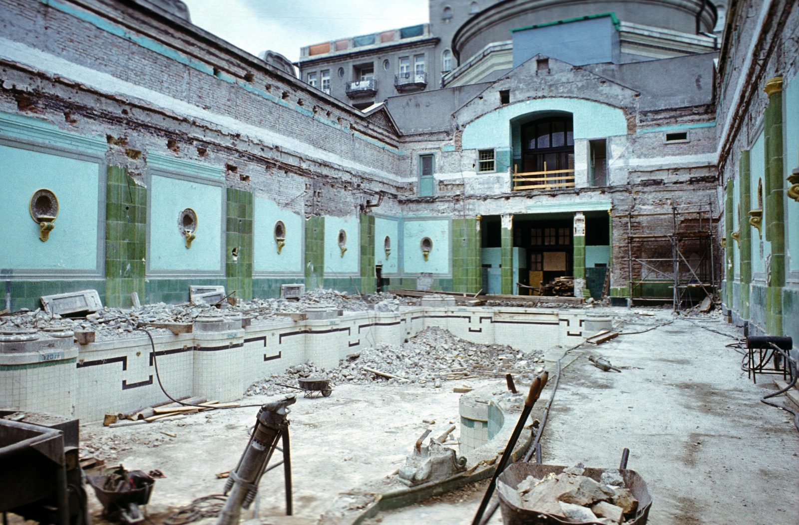 Magyarország, Budapest XI., Gellért Gyógyfürdő, a felvétel a pezsgőfürdő felújításakor készült., 1974, Fürdőigazgatóság, Budapest, színes, építkezés, Fortepan #210346