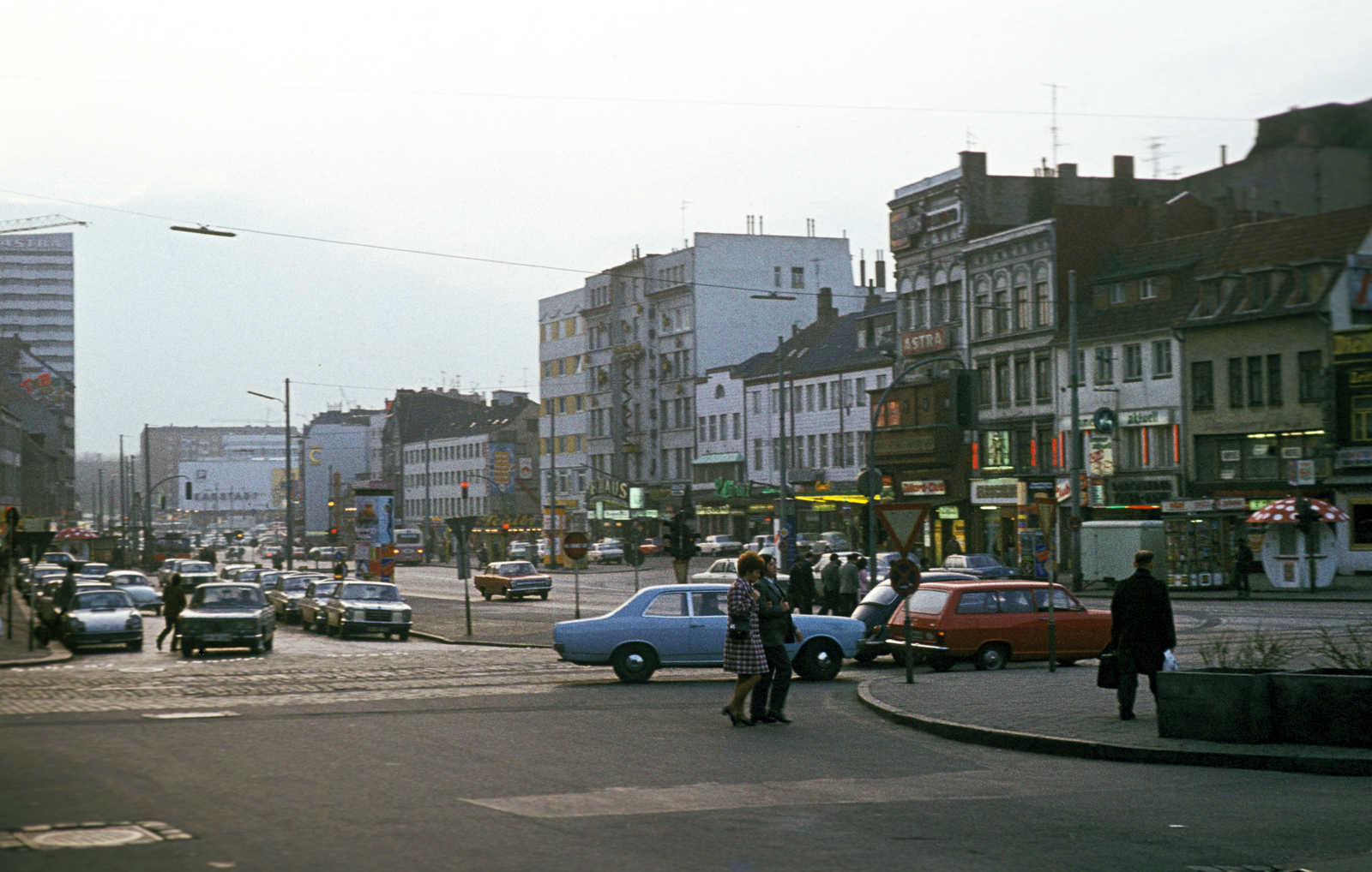 Németország, Hamburg, Reeperbahn - Davidstrasse sarok, szenben a Reeperbahn Hotsenstrasse - Davidstrasse közötti szakasza., 1972, Fürdőigazgatóság, Fortepan #210347