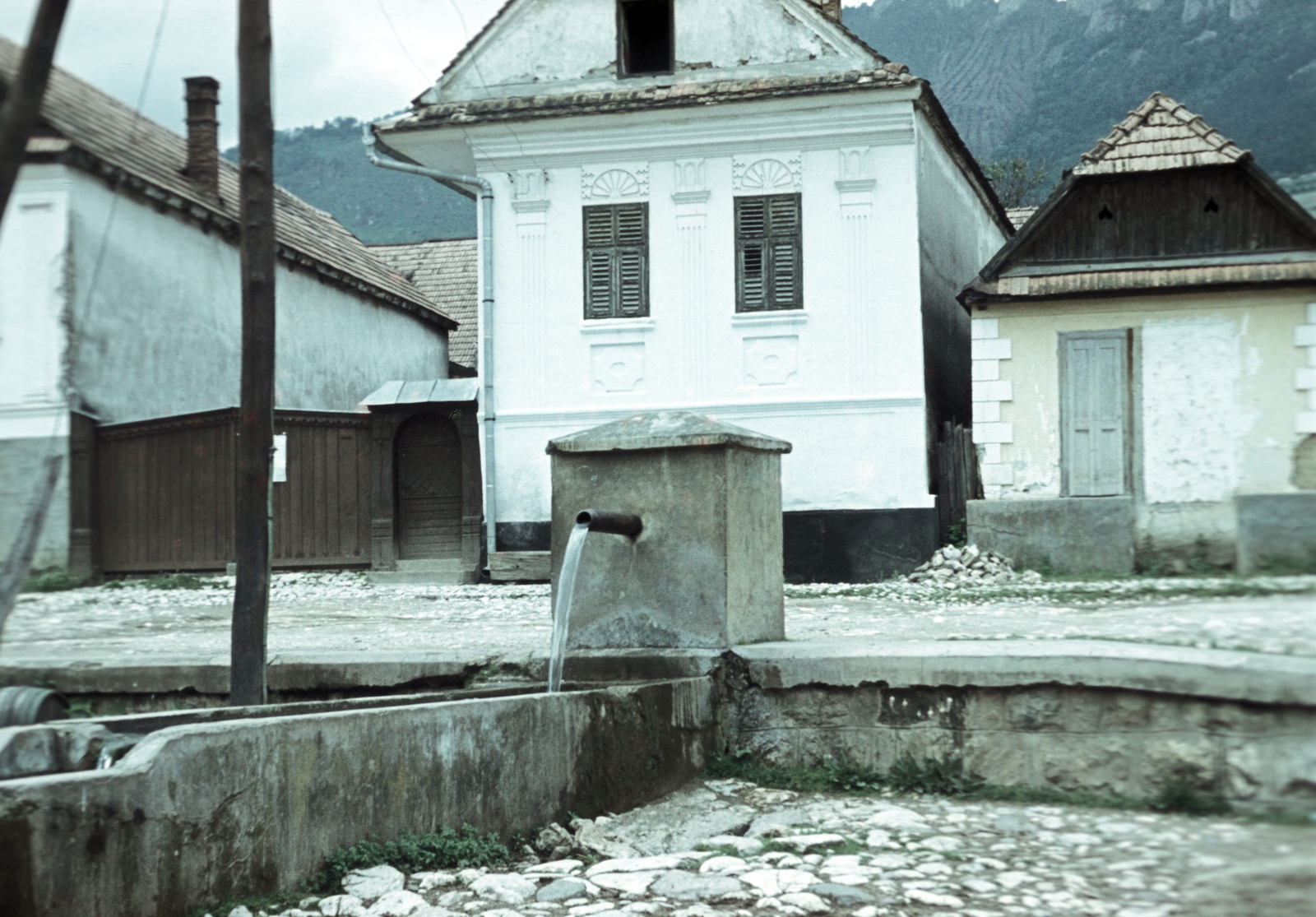 Romania,Transylvania, Rimetea, 1965, Fürdőigazgatóság, colorful, vernacular architecture, drinking fountain, Fortepan #210351