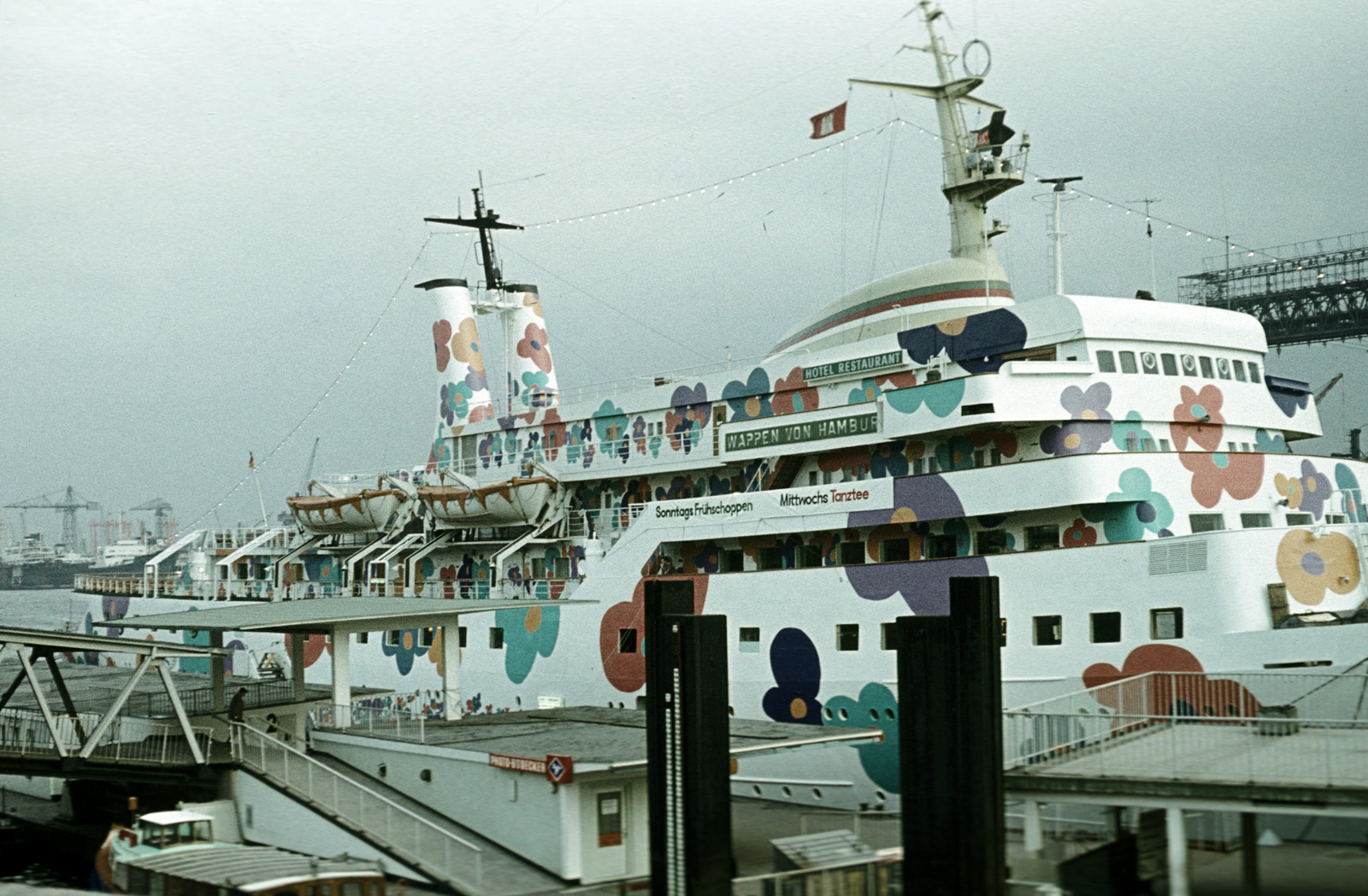 Germany, Hamburg, St. Pauli-Landungsbrücken, hajóállomás., 1978, Fürdőigazgatóság, colorful, port, FRG, Fortepan #210357