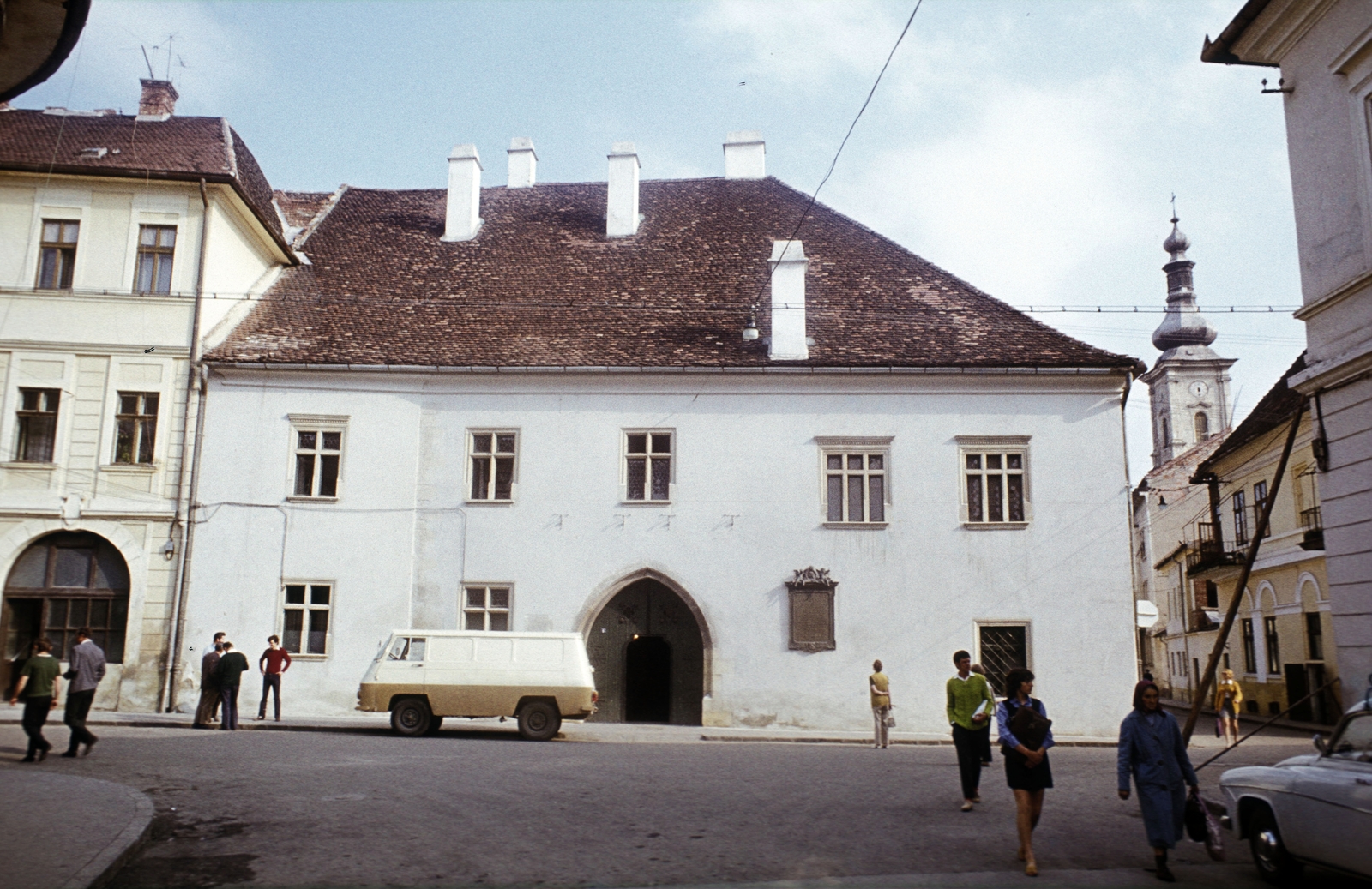 Romania,Transylvania, Cluj-Napoca, Strada Sextil Puscariu - Strada Matei Corvin sarok, szemben Mátyás király szülőháza az Óvárban (a legrégebbi emeletes ház a városban), jobbra a ferences templom tornya., 1970, Fürdőigazgatóság, colorful, Rocar-brand, Rocar TV41, Fortepan #210361
