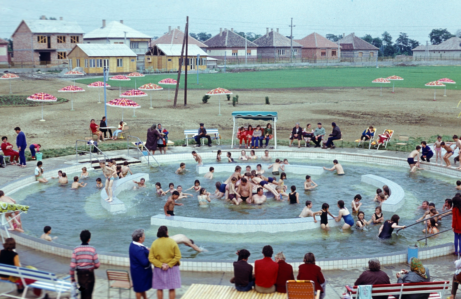 Hungary, Hatvan, strandfürdő, háttérben a Fürdő utca., 1977, Fürdőigazgatóság, thermal bath, beach, Fortepan #210363