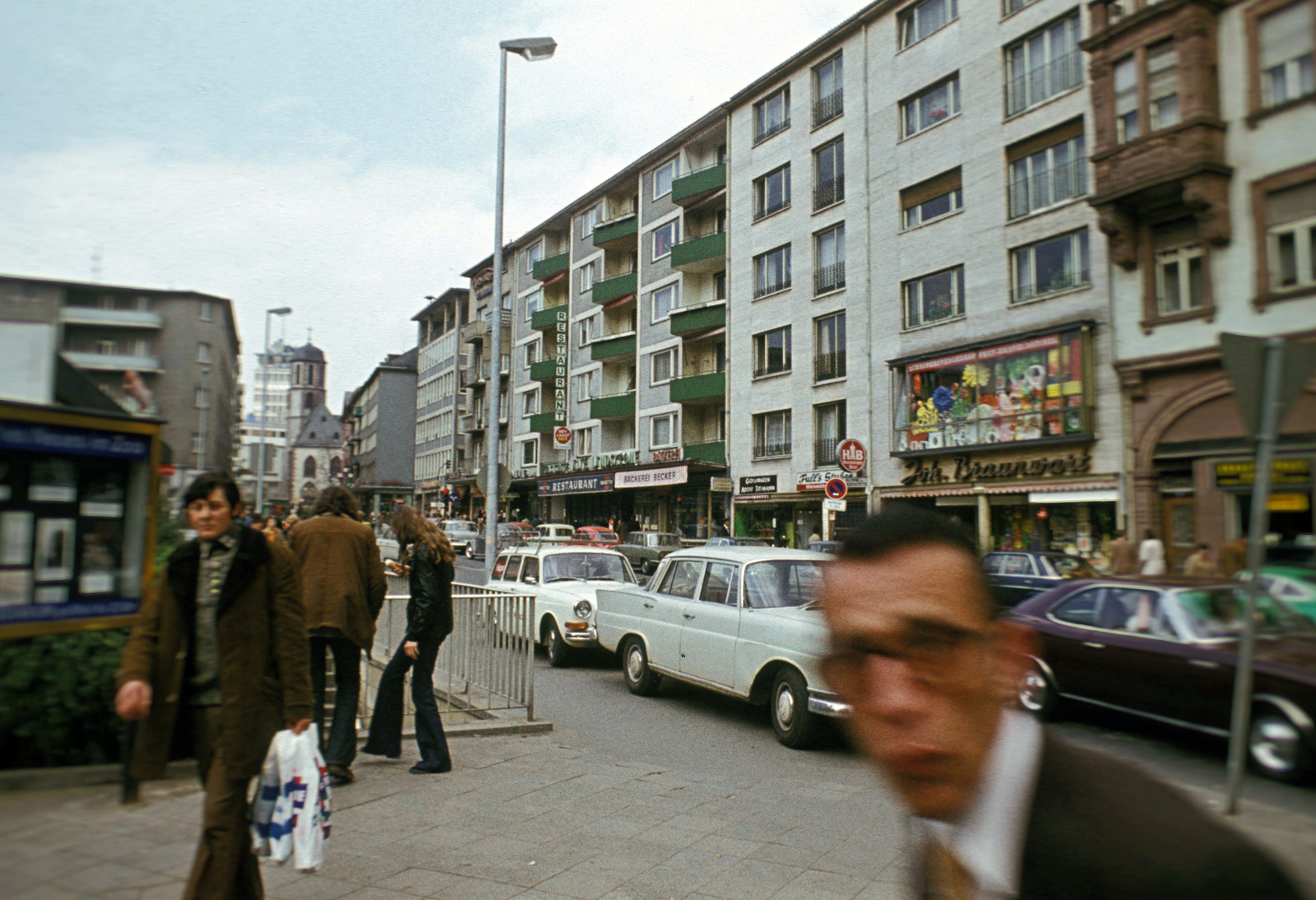 Germany, Frankfurt am Main, Paulsplatz, jobbra a Neue Kräme végén a Liebfrauenkirche (Boldogasszony templom) látható., 1972, Fürdőigazgatóság, colorful, FRG, Fortepan #210376