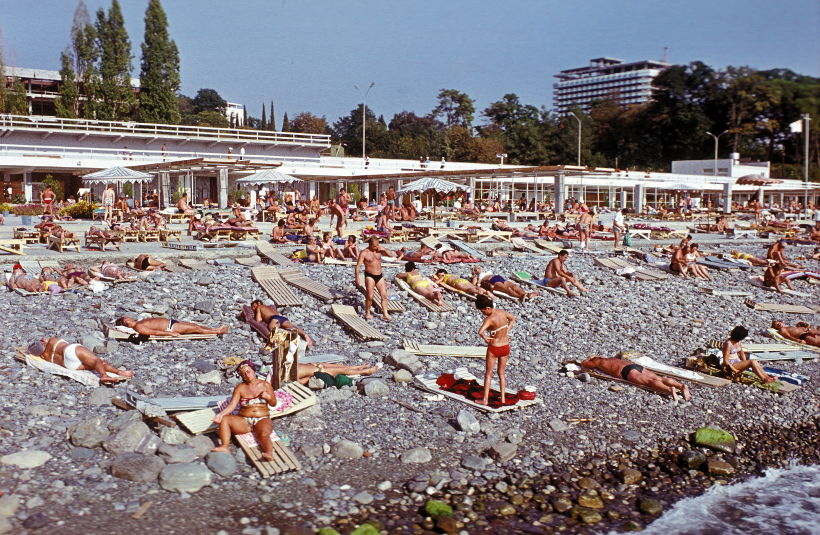 Russia, Szochi, a Zsemcsuzsina hotel strandja, háttérben a Szvetlana szanatórium., 1972, Fürdőigazgatóság, Soviet Union, colorful, beach, Fortepan #210381