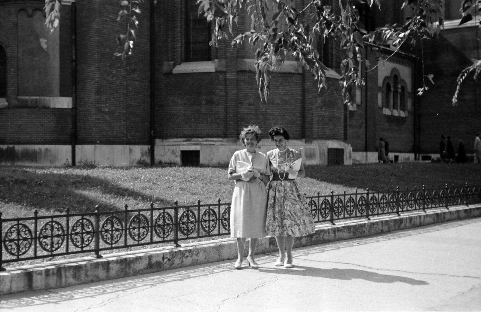 Hungary, Szeged, Dóm tér, háttérben a Fogadalmi templom., 1952, Gresz Miklós, church, women, summer dresses, railing, fashion, pearl necklace, Fortepan #210405