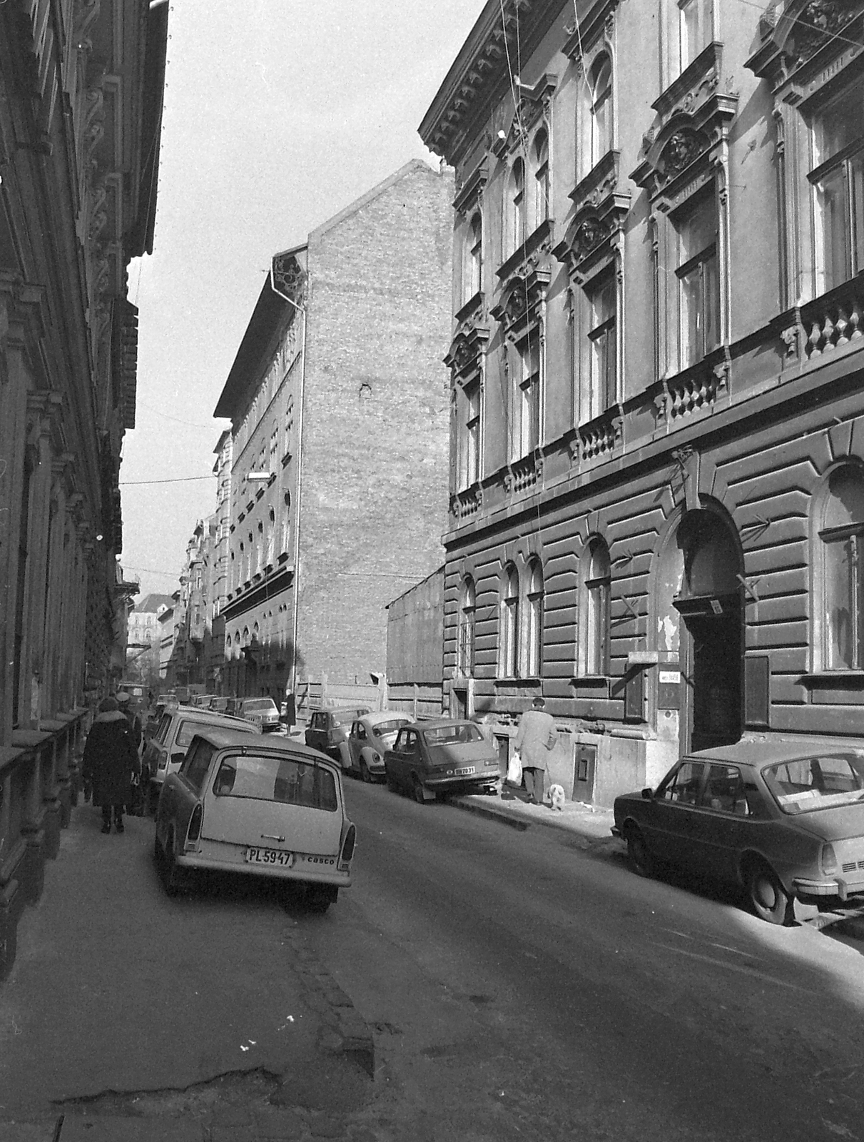 Hungary, Budapest VII., Nagy Diófa utca a Klauzál tér felé nézve, jobbra a Nagy Diófa utca 15., 1980, Fortepan, Trabant-brand, street view, Skoda-brand, Fiat-brand, Budapest, Fortepan #21041