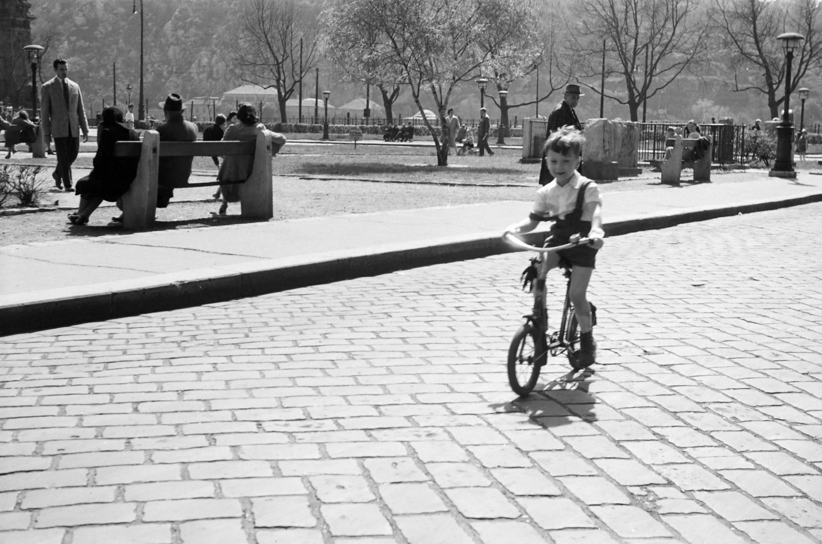 Hungary, Budapest V., Március 15. tér a Galamb utca - Petőfi tér közötti oldalon., 1955, Gresz Miklós, Budapest, kid, bicycle, Fortepan #210412