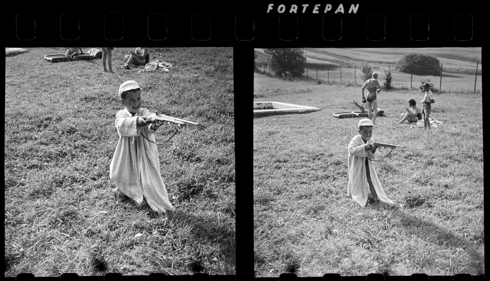 1955, Gresz Miklós, sztereófotó, kisfiú, játék, puska, Fortepan #210417
