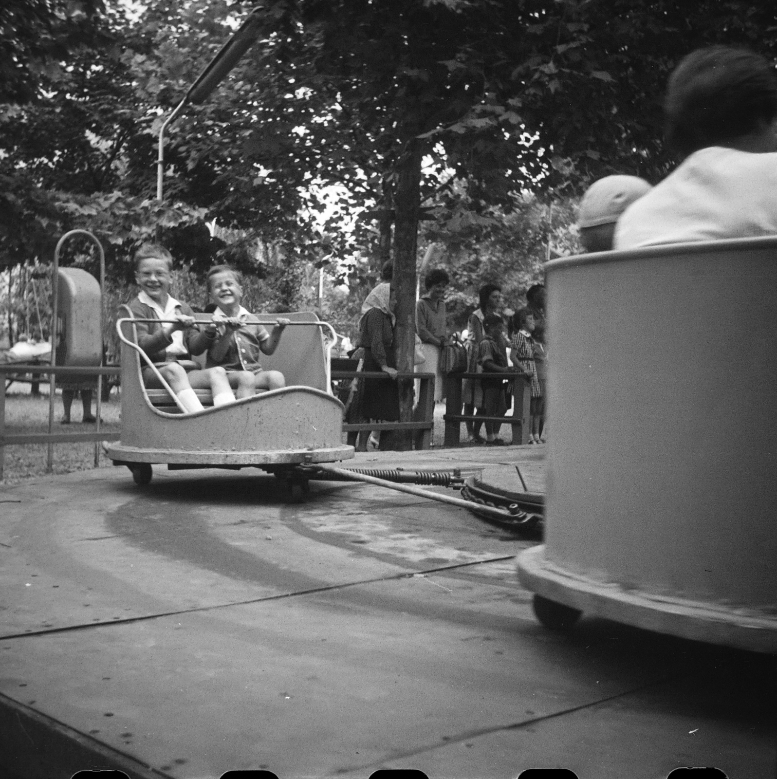 Magyarország, Városliget,Vidámpark, Budapest XIV., Kis vidámpark, Kis Kanyargó., 1960, Gresz Miklós, Budapest, vidámság, gyerekek, Fortepan #210418