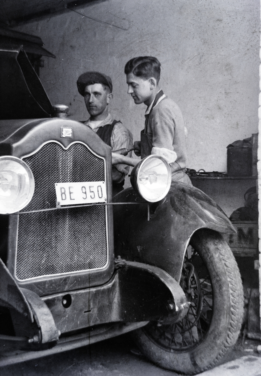 Magyarország, Budapest IV., Nádor utca 23., Pendl Család, Első Újpesti Agyagipar, a cég gépjárműve a garázsban., 1935, Hámornik Balázs, sapka, Buick-márka, garázs, Budapest, Fortepan #210436