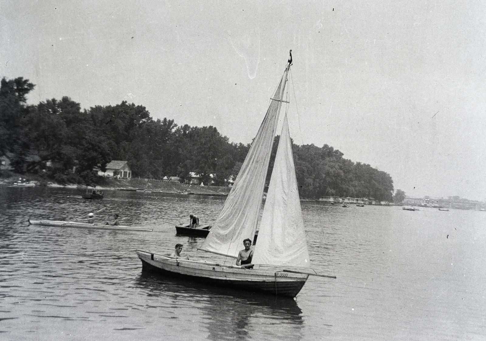 Hungary, Budapest XIII., az Újpesti-öböl a Meder utca felől az Újpesti vasúti híd felé nézve. Balra a Népsziget., 1935, Hámornik Balázs, sailboat, shore, kayak, Budapest, Fortepan #210437