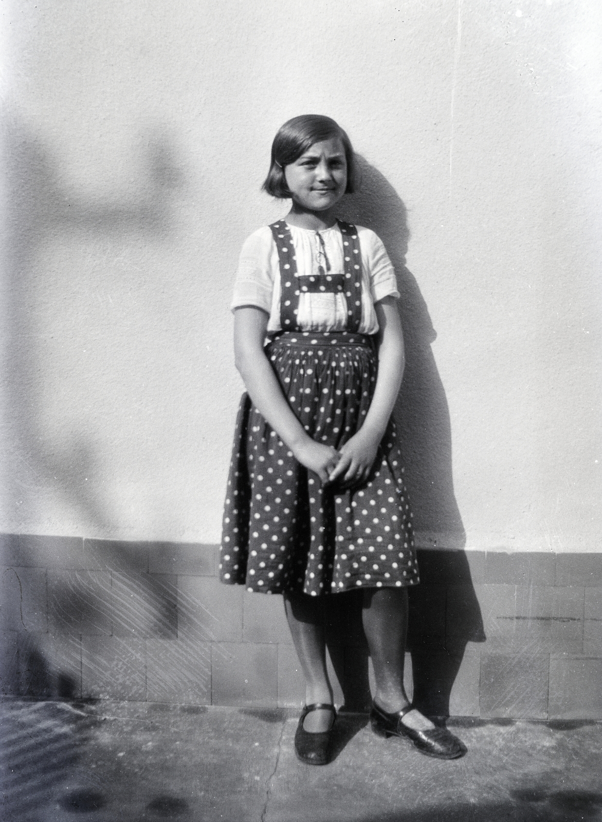 Hungary, Budapest IV., a felvétel a Nádor utca 23-as számú ház udvarában készült., 1934, Hámornik Balázs, yard, girl, skirt, Budapest, Fortepan #210441
