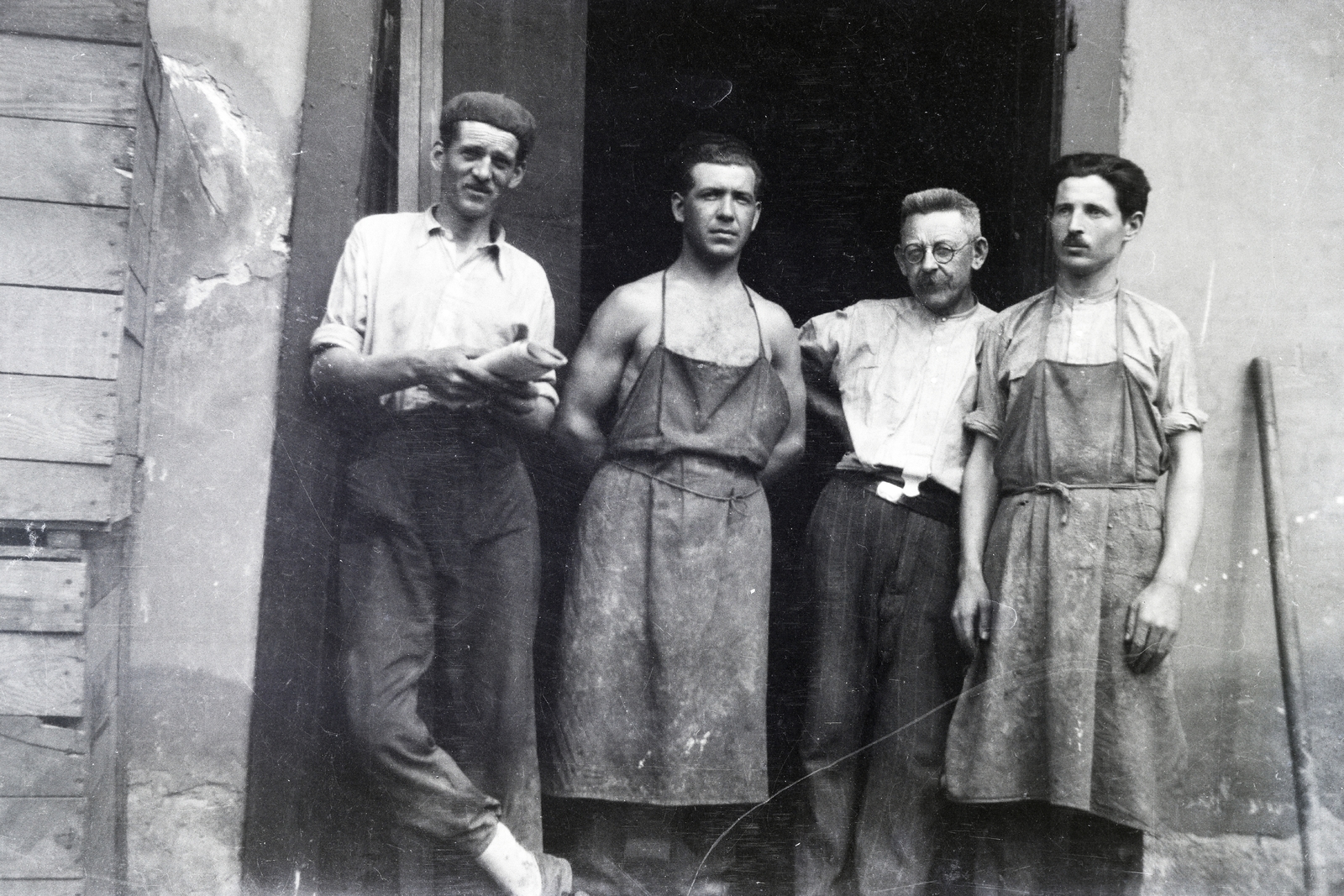 Hungary, Budapest IV., Nádor utca 23., Pendl Család, Első Újpesti Agyagipar, a műhely előtt a cserépkályhás mester (szemüvegben) és segédei., 1934, Hámornik Balázs, worker, apron, Budapest, ceramist, Fortepan #210442