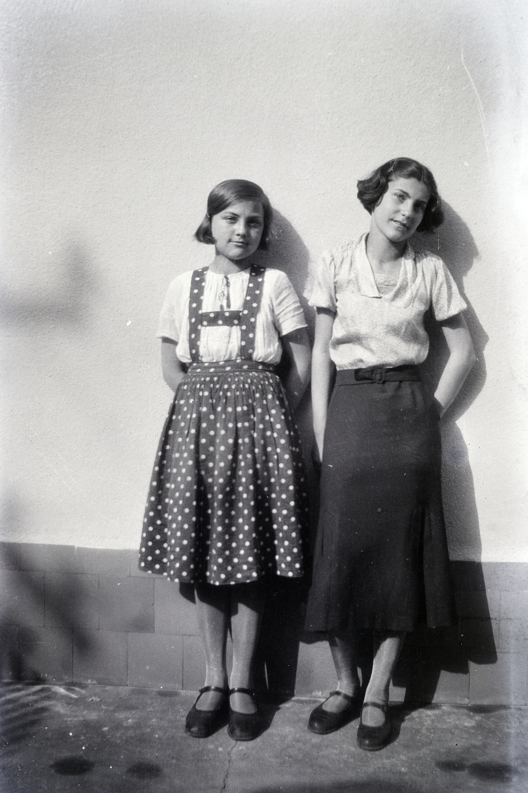 Hungary, Budapest IV., a felvétel a Nádor utca 23-as számú ház udvarában készült., 1934, Hámornik Balázs, skirt, Budapest, Fortepan #210444
