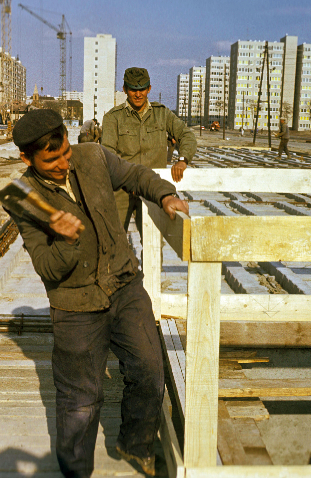 Magyarország, Budapest XIV., Örs vezér tere, a tízemeletes házsor építkezése a Nagy Lajos király útjánál. Háttérben a Füredi utcai lakótelep, jobbra az Ond vezér útja., 1975, Herpay Gábor, katona, ács, Budapest, Fortepan #210469