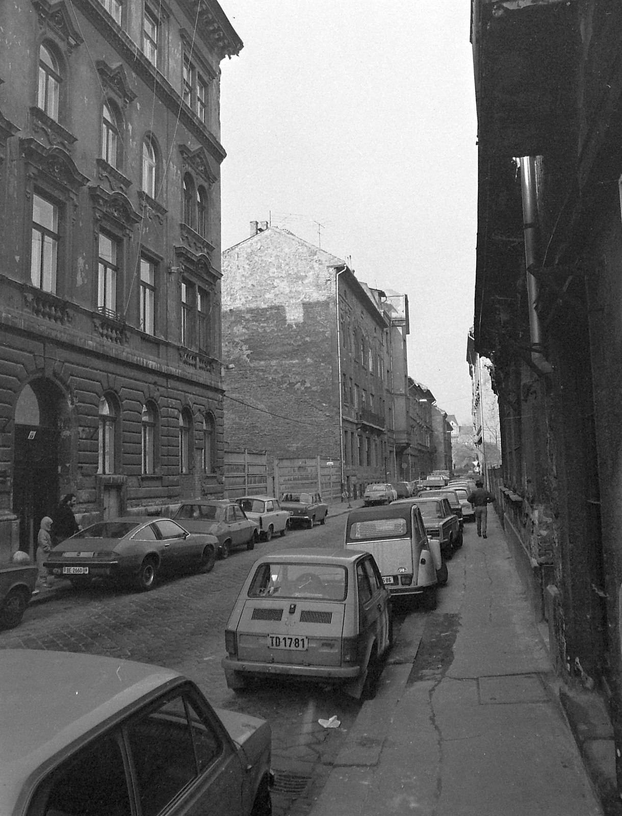 Hungary, Budapest VII., Nyár utca a Klauzál tér felé nézve, balra a Nyár utca 18., 1980, Fortepan, Opel-brand, street view, Polski Fiat-brand, Dacia-brand, Citroën-brand, number plate, Budapest, Fortepan #21047