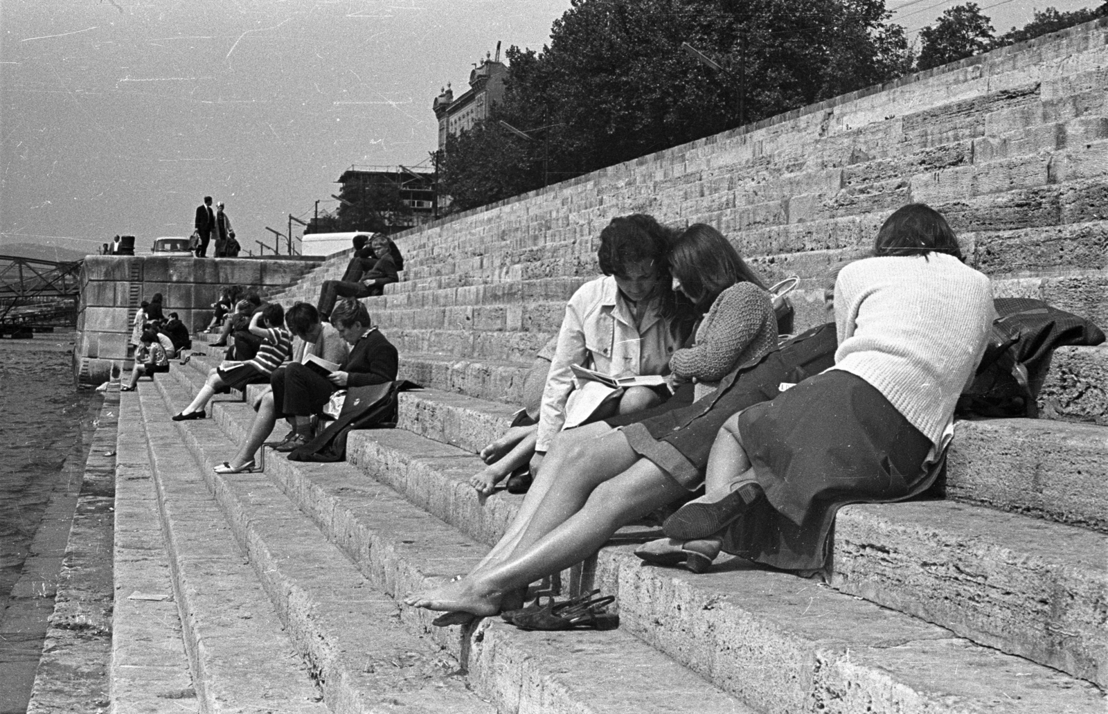 Hungary, Budapest V., a pesti alsó rakpart lépcsői az Erzsébet híd mellett., 1967, Herpay Gábor, Budapest, sitting on stairs, reading, Fortepan #210476