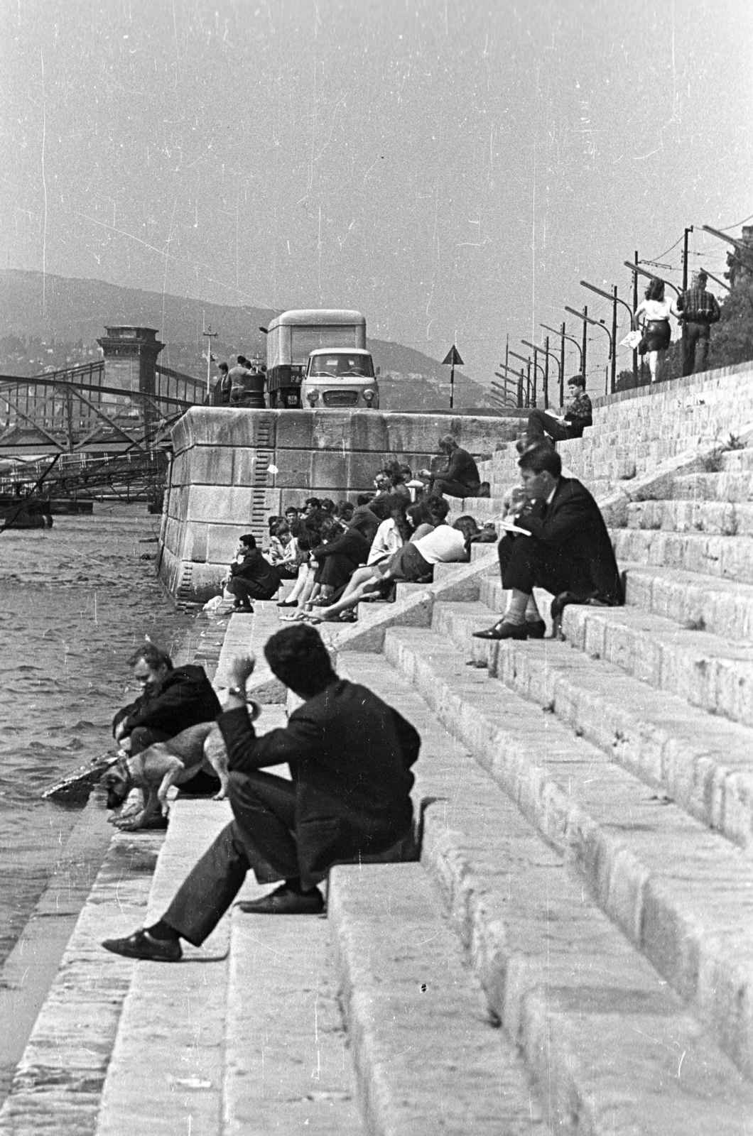 Hungary, Budapest V., a pesti alsó rakpart lépcsői az Erzsébet híd mellett., 1967, Herpay Gábor, Budapest, sitting on stairs, youth, Fortepan #210477