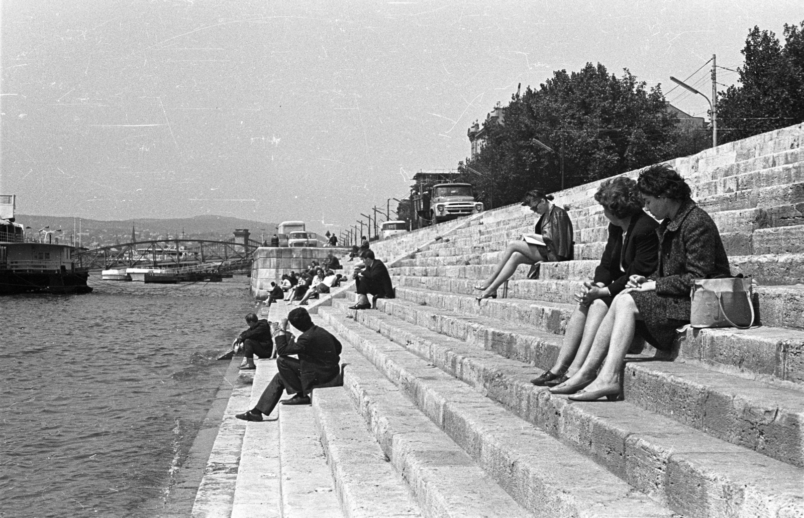 Hungary, Budapest V., a pesti alsó rakpart lépcsői az Erzsébet híd mellett., 1967, Herpay Gábor, Budapest, sitting on stairs, youth, Fortepan #210478