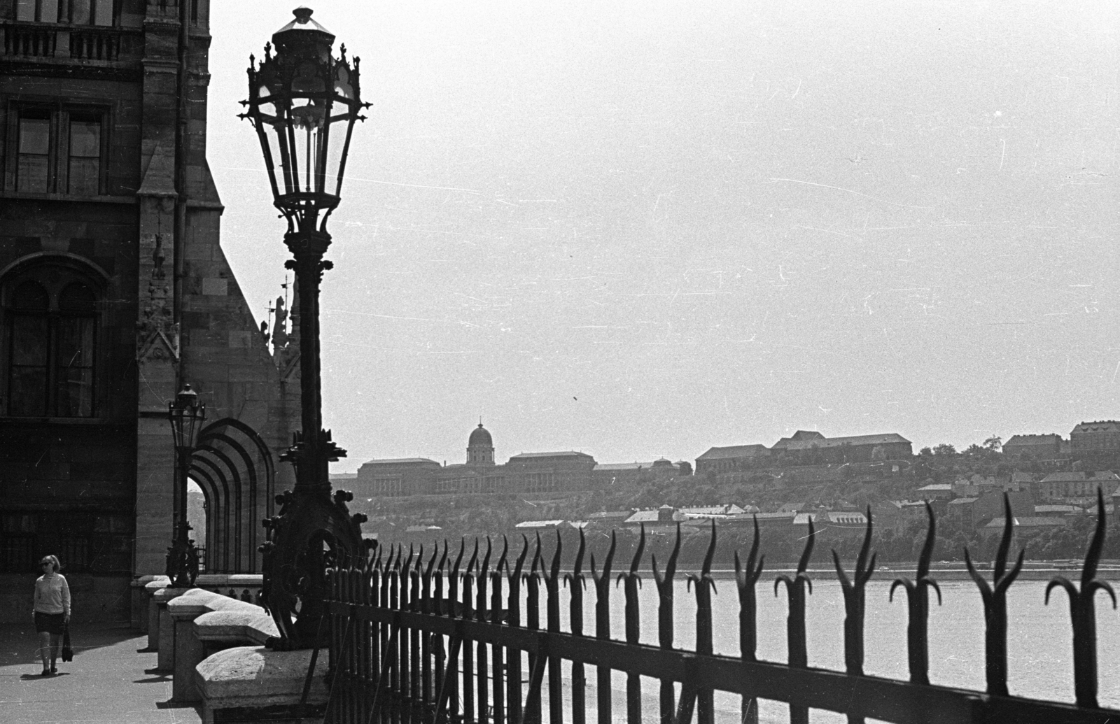 Hungary, Budapest V.,Budapest I., a Parlament Duna felőli árkádsora, háttérben a budai Vár., 1967, Herpay Gábor, Budapest, Fortepan #210481