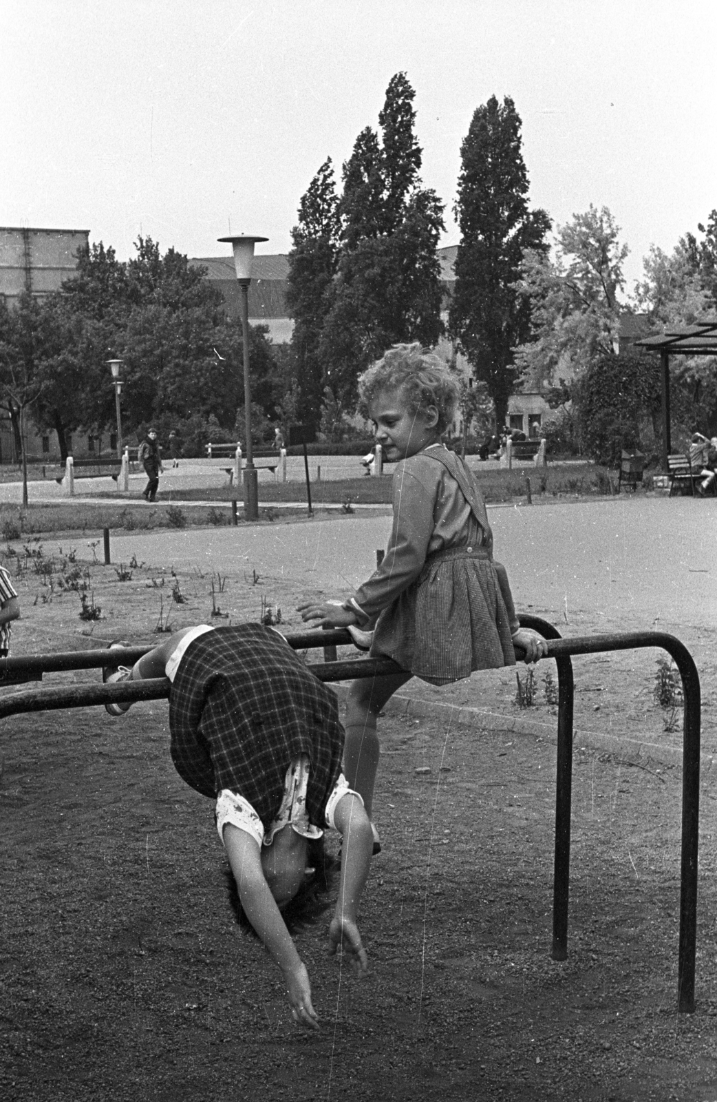 Hungary, Budapest VIII., II. János Pál pápa (Köztársaság) téri játszótér, háttérben a fák takarásában az Erkel Színház., 1964, Herpay Gábor, Budapest, Fortepan #210491