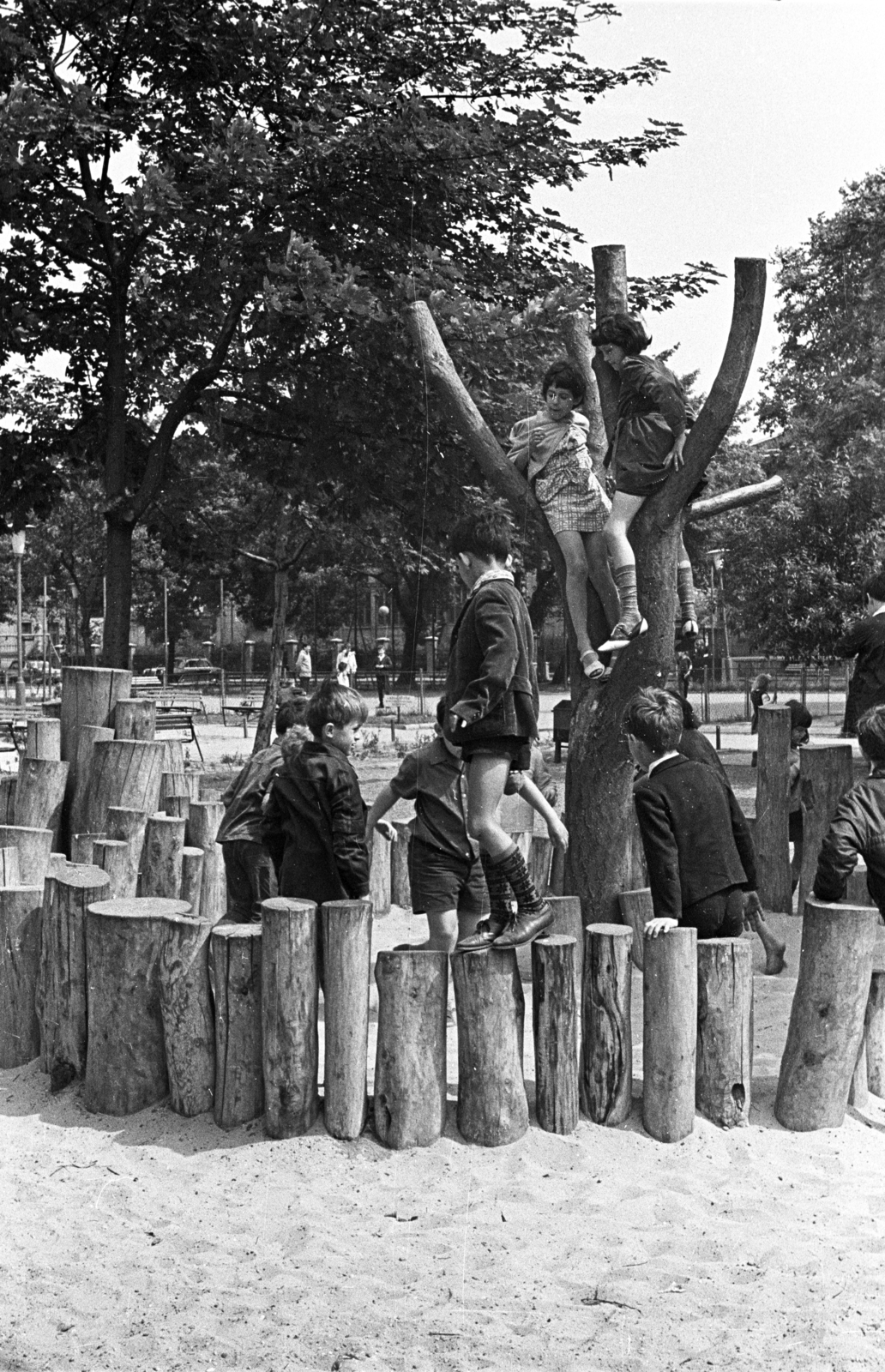 Hungary, Budapest VIII., II. János Pál pápa (Köztársaság) téri játszótér, háttérben a Fővárosi Gázművek., 1964, Herpay Gábor, Budapest, log castle, Fortepan #210492