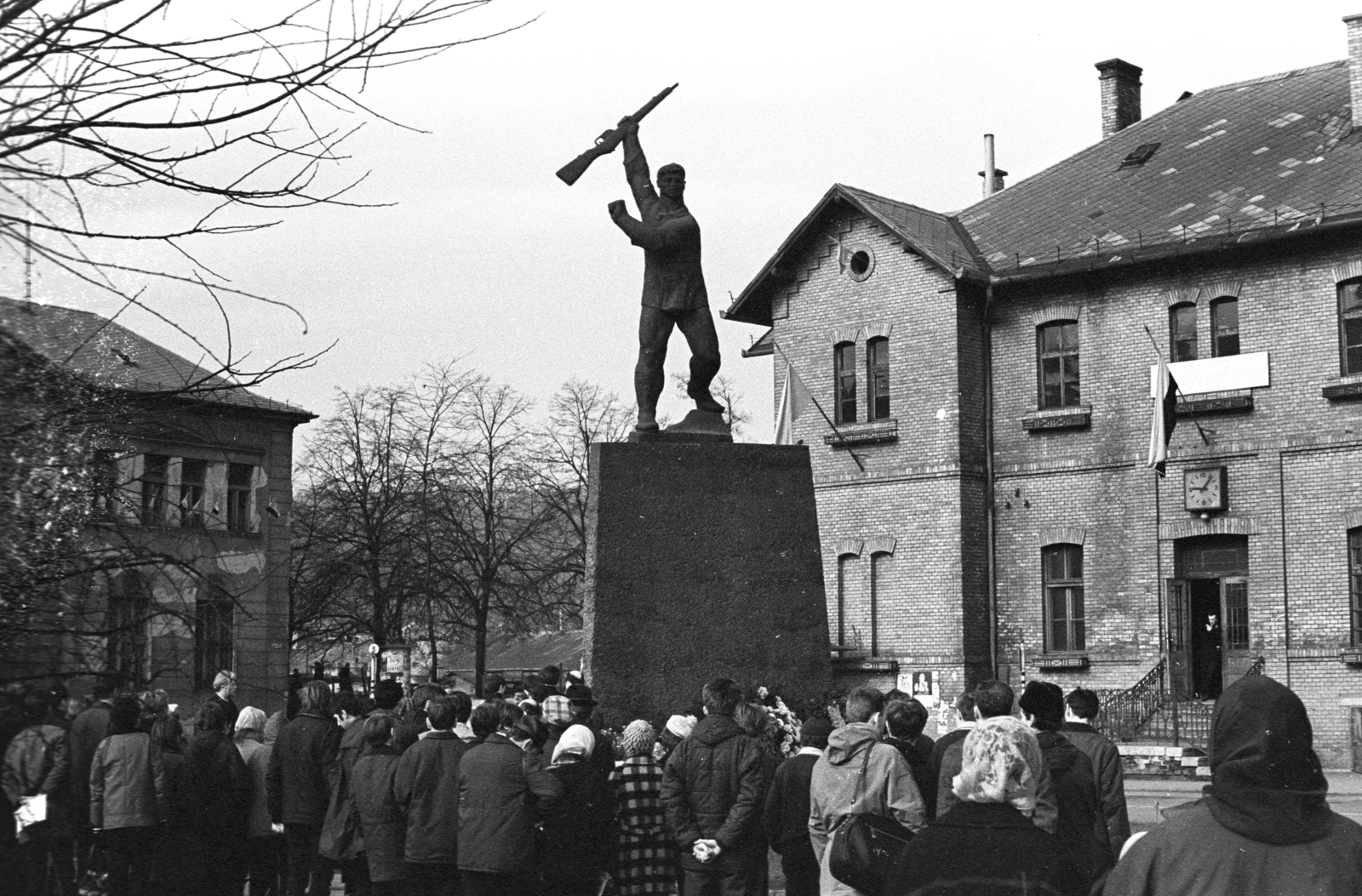 Magyarország, Salgótarján, Fő tér, a vasútállomás előtt a Fegyvert fogó munkás című szobor (Tar István, 1959.)., 1969, Herpay Gábor, ünnepség, Fortepan #210509