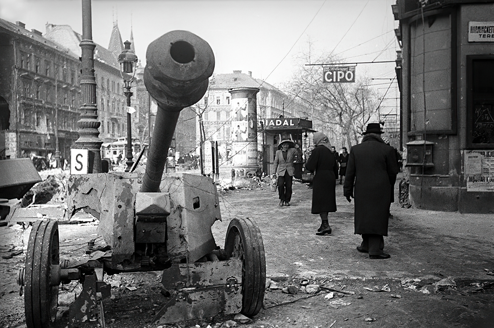 Hungary, Budapest VIII., József körút a Baross utcától (Harminckettesek tere) a Krúdy utca torkolata felé nézve., 1945, Vörös Hadsereg, ordnance, Budapest, anti-tank gun, Pak 40, pedestrian, lamp post, announcement, ad pillar, street name sign, letter box, Fortepan #210526
