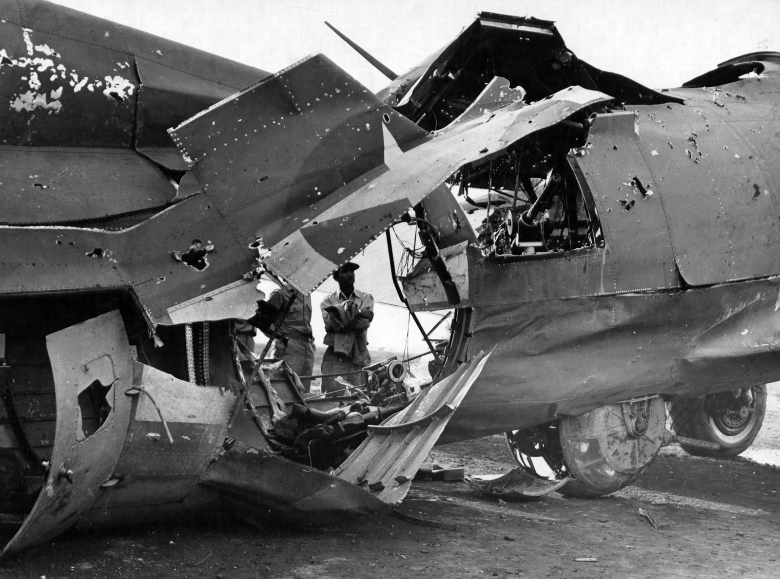 Italy, katonai légibázis, az 1944. szeptember 21.-én a debreceni pályaudvar bombázása közben légvédelmi találatot kapott B-17G Flying Fortress bombázógép törzse., 1945, Vörös Hadsereg, airplane, wreck, Fortepan #210537