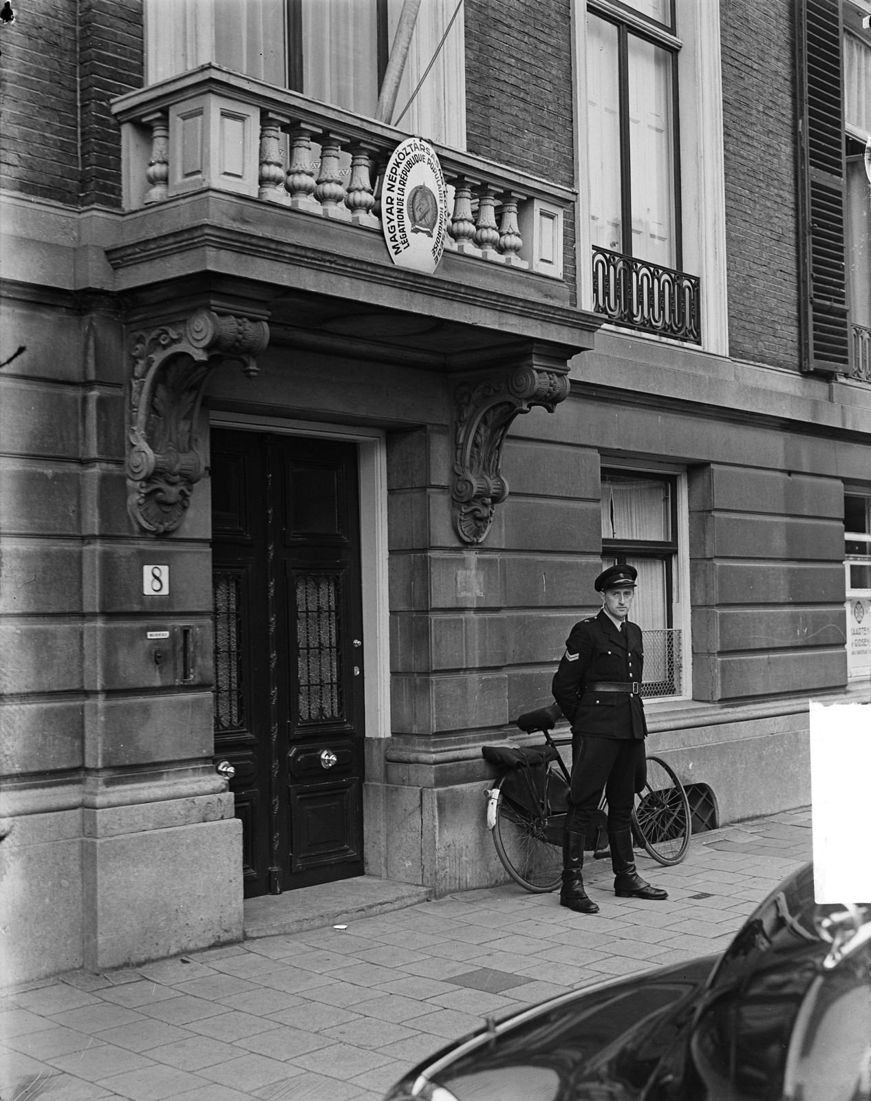 Netherlands, The Hague, Oranjestraat 8., a Magyar Népköztársaság Követsége., 1950, Fortepan/Album052, cop, crest, enamel sign, bicycle, Fortepan #210544