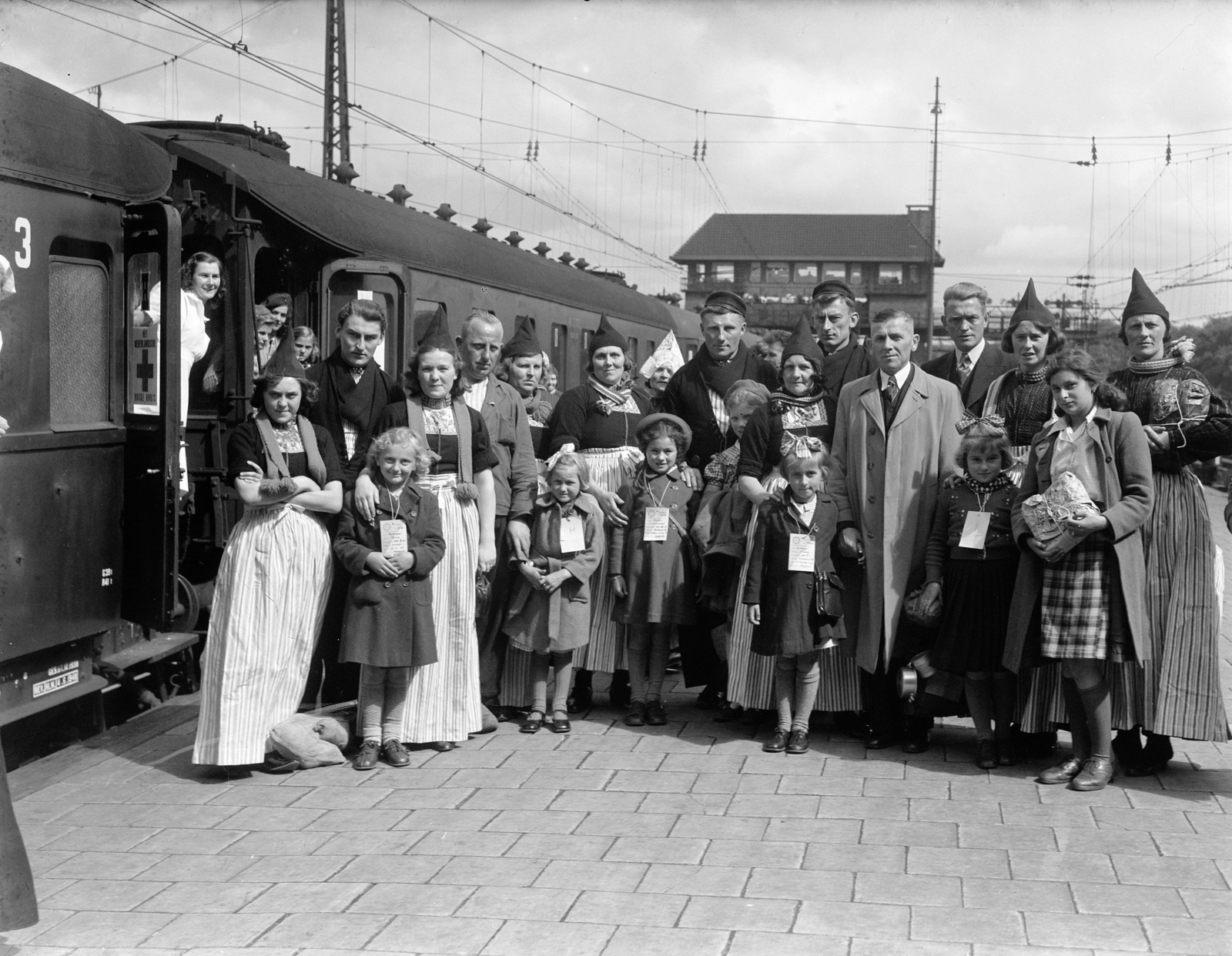 Hollandia, Volendam, vasútállomás, az ideiglenes nevelőszülőknél hat hónapig gyógyuló magyar gyerekek hazautazásuk alkalmával., 1948, Fortepan/Album052, Best of, gyerekek, vagon, felirat, peron, vöröskereszt, szolidaritás, népviselet, Fortepan #210545