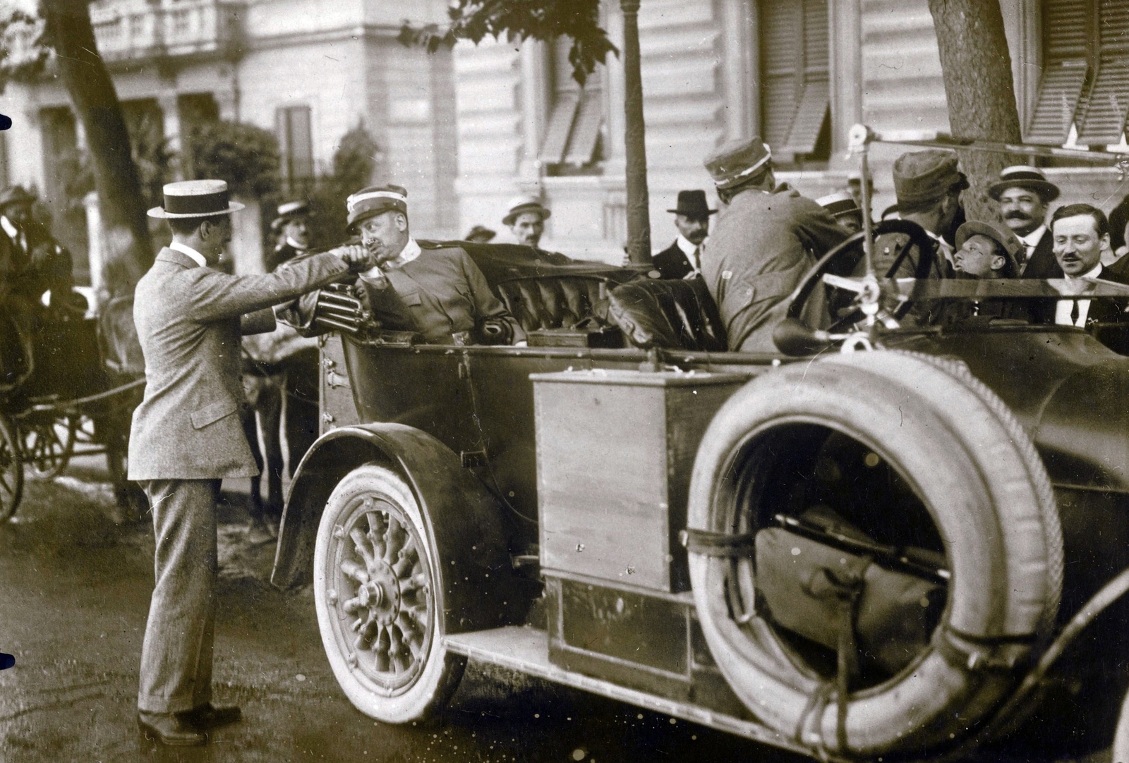 Horvátország, Fiume, a gépkocsiban Gabriele d’Annunzio olasz költő, író, esszéista, publicista, politikus., 1919, Fortepan/Album052, híres ember, beszélgetés, Fortepan #210547