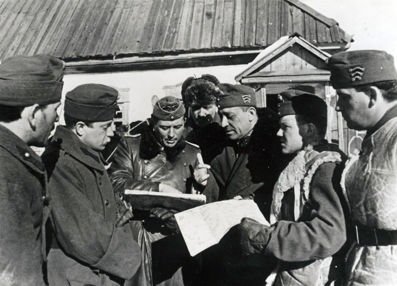 "magyar - német katonai tanácskozás a harctéren, a szétugrasztott szovjet csapatok üldözéséről", 1942, Fortepan/Album052, farmhouse, leather jacket, Fortepan #210568