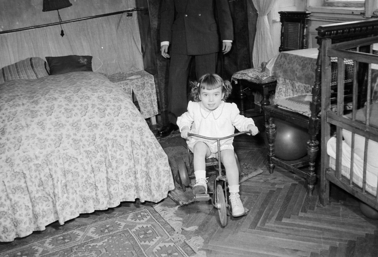 1953, Hontvári Judit, tricycle, bed, girl, kid, kids beds, ball, kids' tricycles, Fortepan #210582