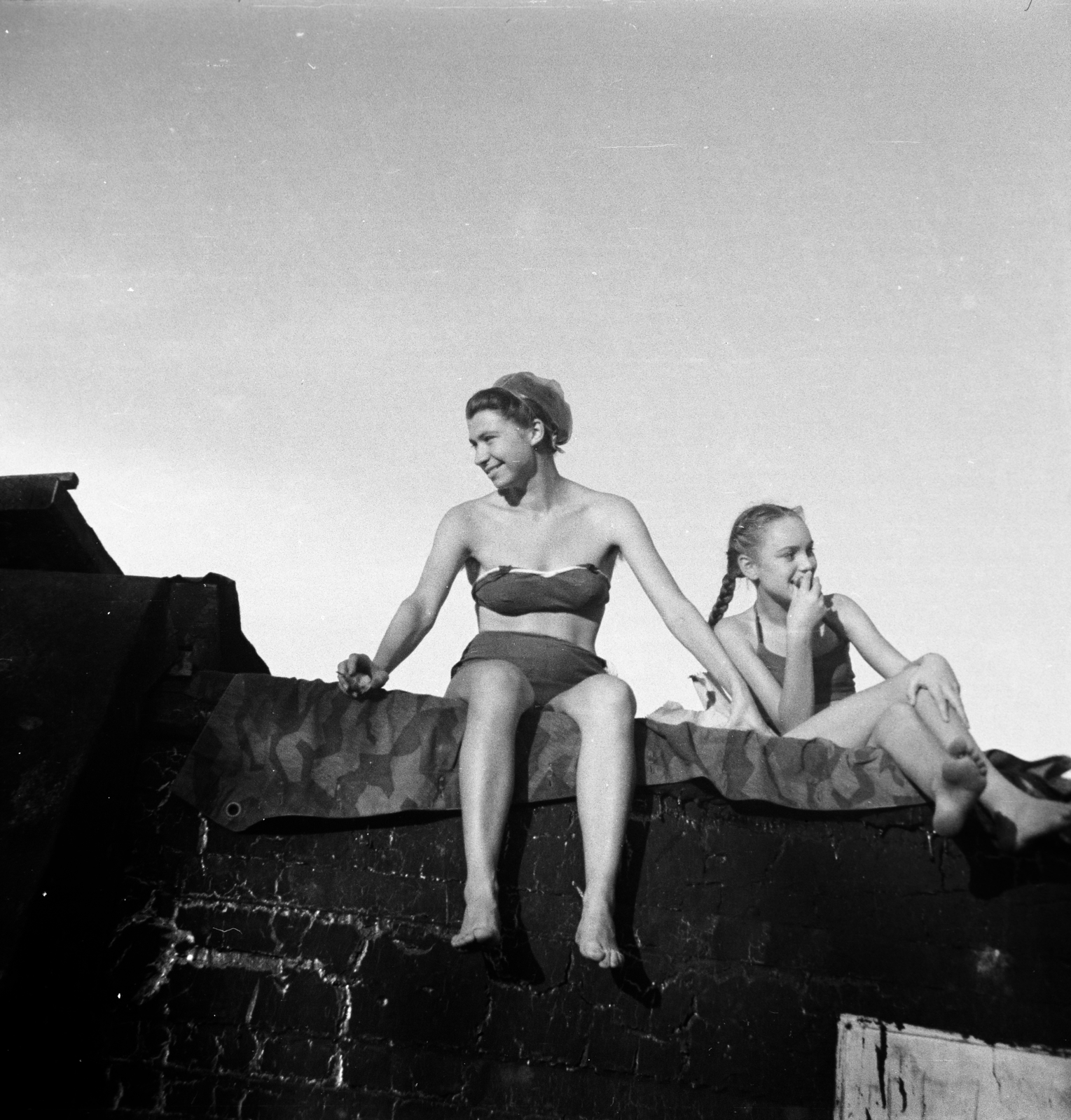 1953, Hontvári Judit, sitting on a wall, Fortepan #210583