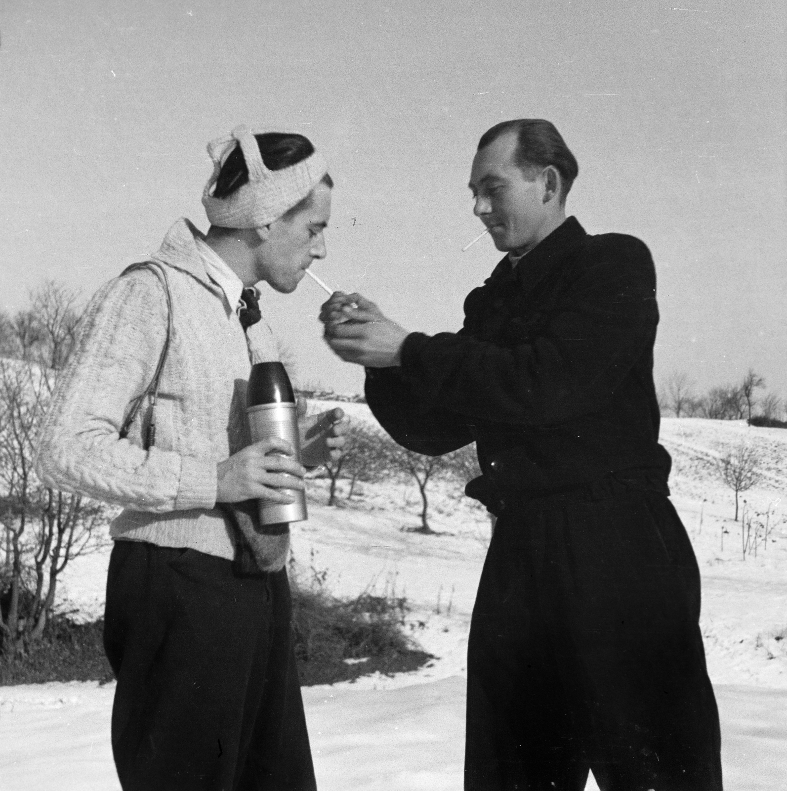 1949, Hontvári Judit, vacuum flask, cigarette, men, snow, Fortepan #210595