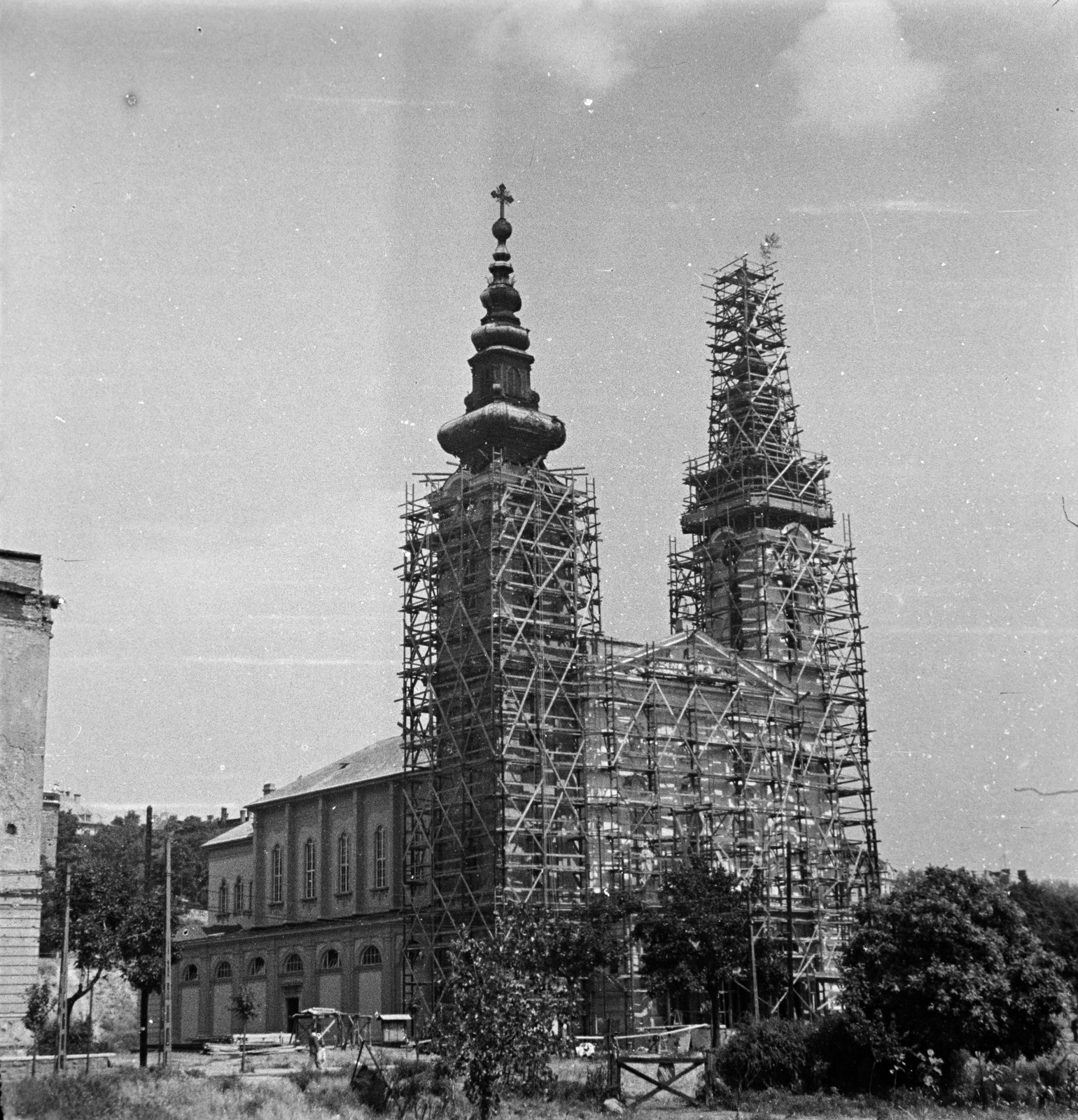 Hungary, Budapest XI., park a Feneketlen-tó mellett, szemben a Szent Imre-templom, 1951, Hontvári Judit, Budapest, Catholic Church, church, scaffolding, Fortepan #210601