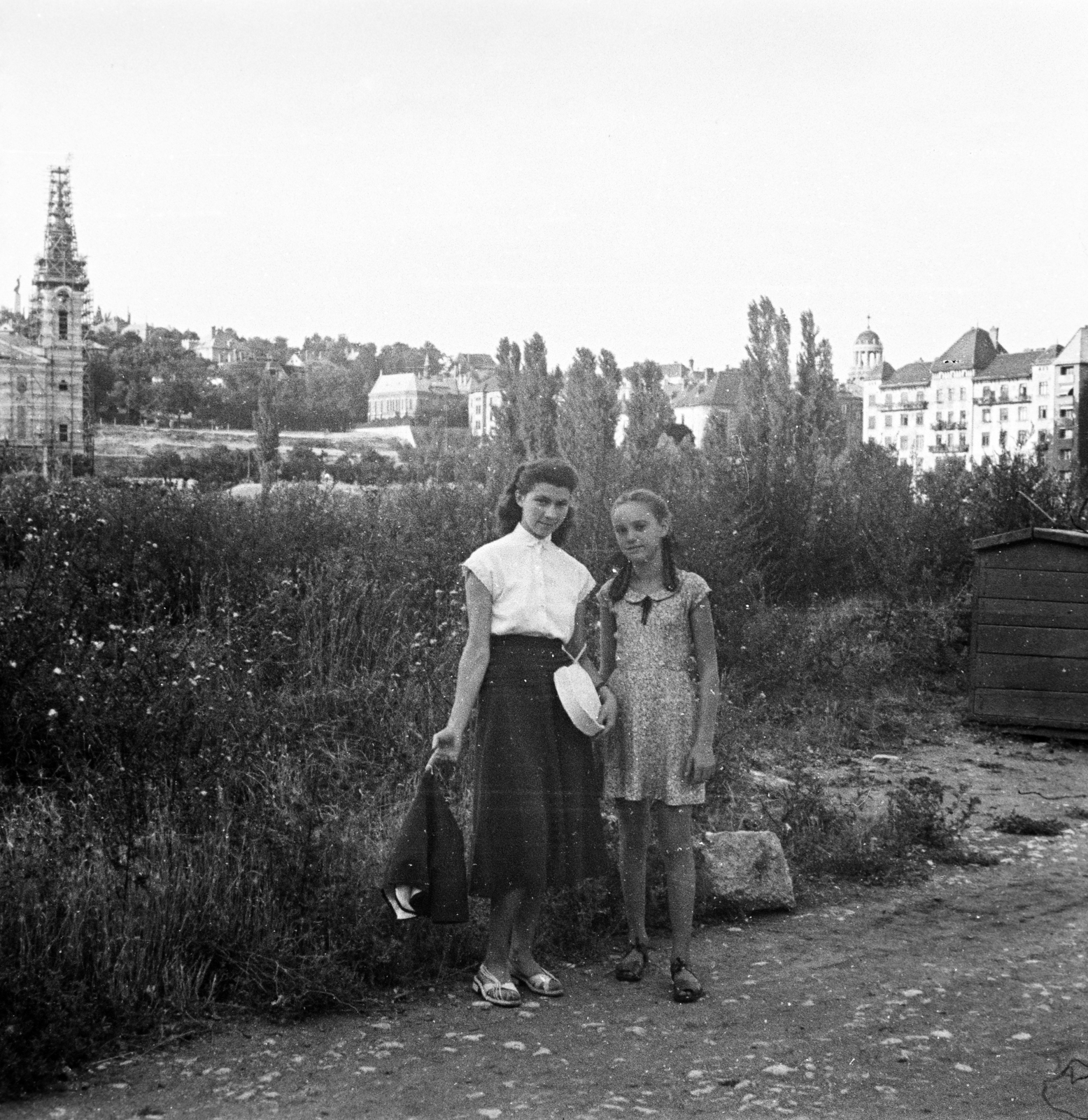 Hungary, Budapest XI., park a Feneketlen-tó mellett, háttérben balra a Szent Imre-templom, jobbra a Fadrusz utca házai., 1951, Hontvári Judit, Budapest, lady, mother, tress, Fortepan #210606