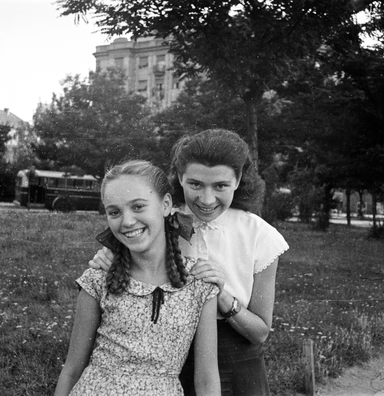 Hungary, Budapest XI., Kosztolányi Dezső tér, az Edömér utcánál. Háttérben a Bartók Béla út - Bocskai út közötti háztömb., 1951, Hontvári Judit, Budapest, double portrait, smile, summer dresses, lady, mother, tress, Fortepan #210607