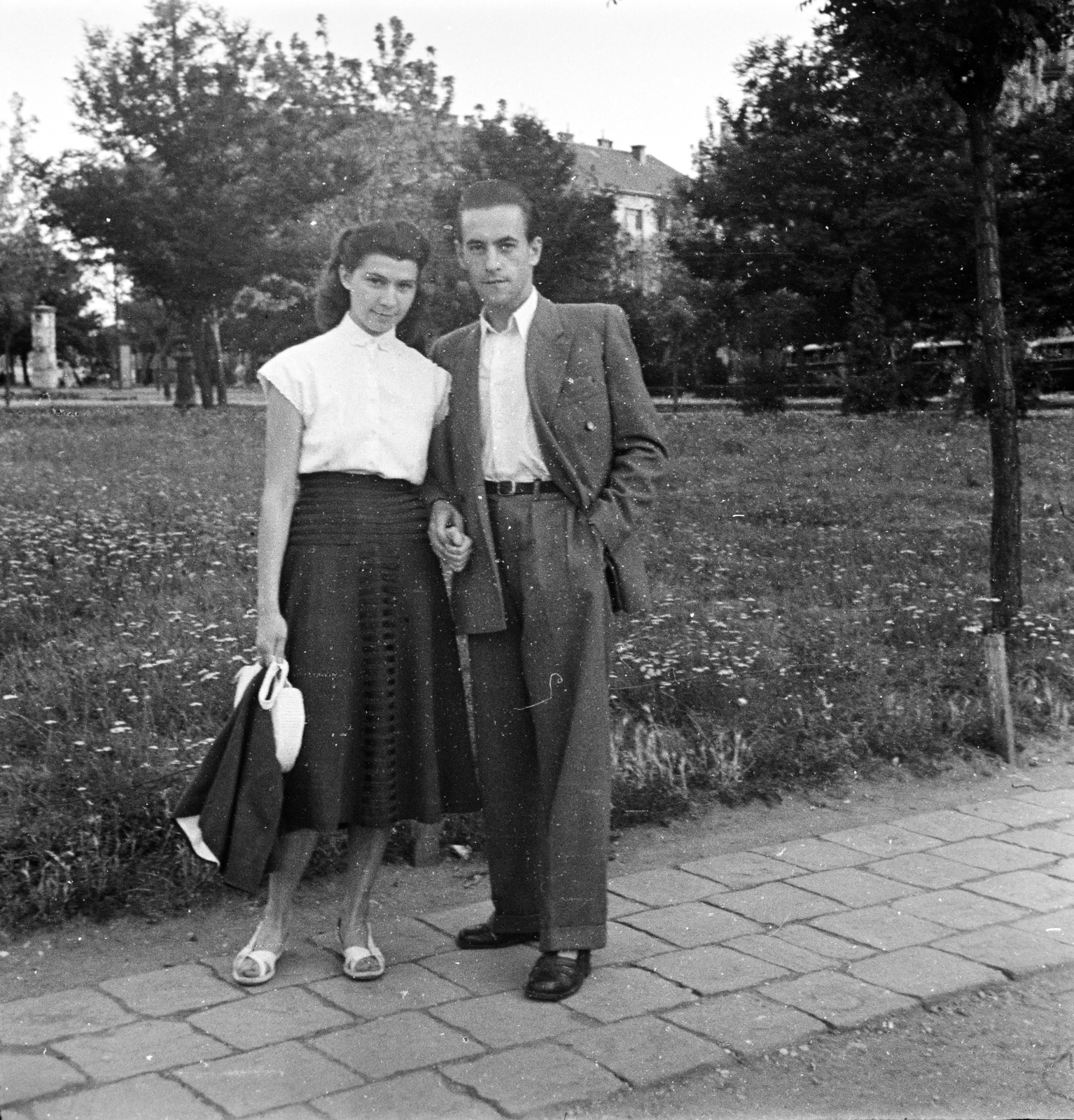 Hungary, Budapest XI., Kosztolányi Dezső tér, az Edömér utcánál. Háttérben a Bartók Béla út - Bukarest utca közötti háztömb., 1951, Hontvári Judit, Budapest, double portrait, hands in pockets, gentleman, lady, suit, Fortepan #210608