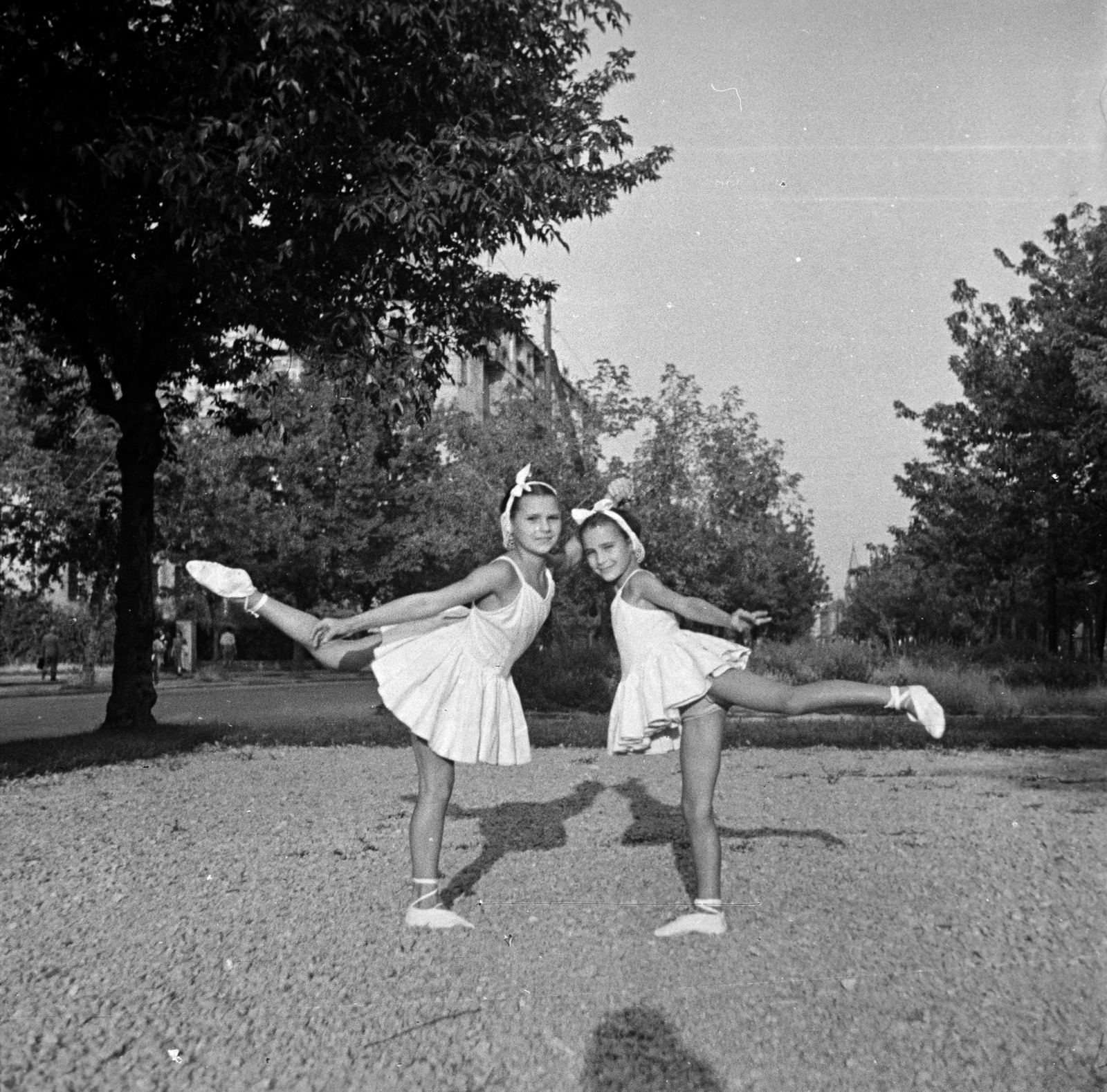 Magyarország, Budapest XI., Bocskai út a Kosztolányi Dezső térnél, a háttérben középen az épület a Fadrusz utca sarkán áll., 1948, Hontvári Judit, park, gyerekek, lány, lány, gyerek, balett, Budapest, balettcipő, balerina, képarány: négyzetes, Fortepan #210612