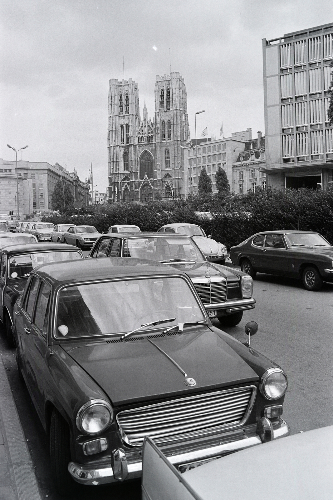 Belgium, Bruxelles, Boulevard de l'Impératrice, háttérben a Szent Mihály és Szent Gudula-székesegyház (Cathédrale des Sts Michel et Gudule)., 1973, Jakab Antal, Austin-Brand, Fortepan #210625