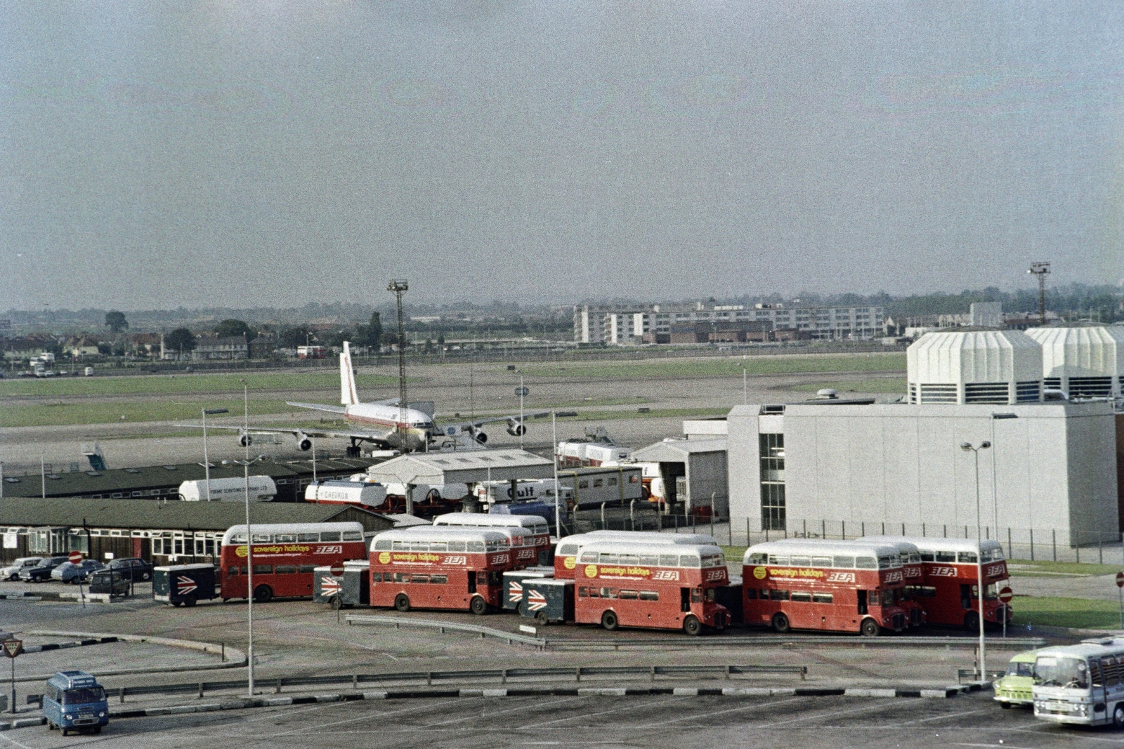 United Kingdom, London, Heathrow repülőtér., 1973, Jakab Antal, colorful, airport, double-decker, Fortepan #210629