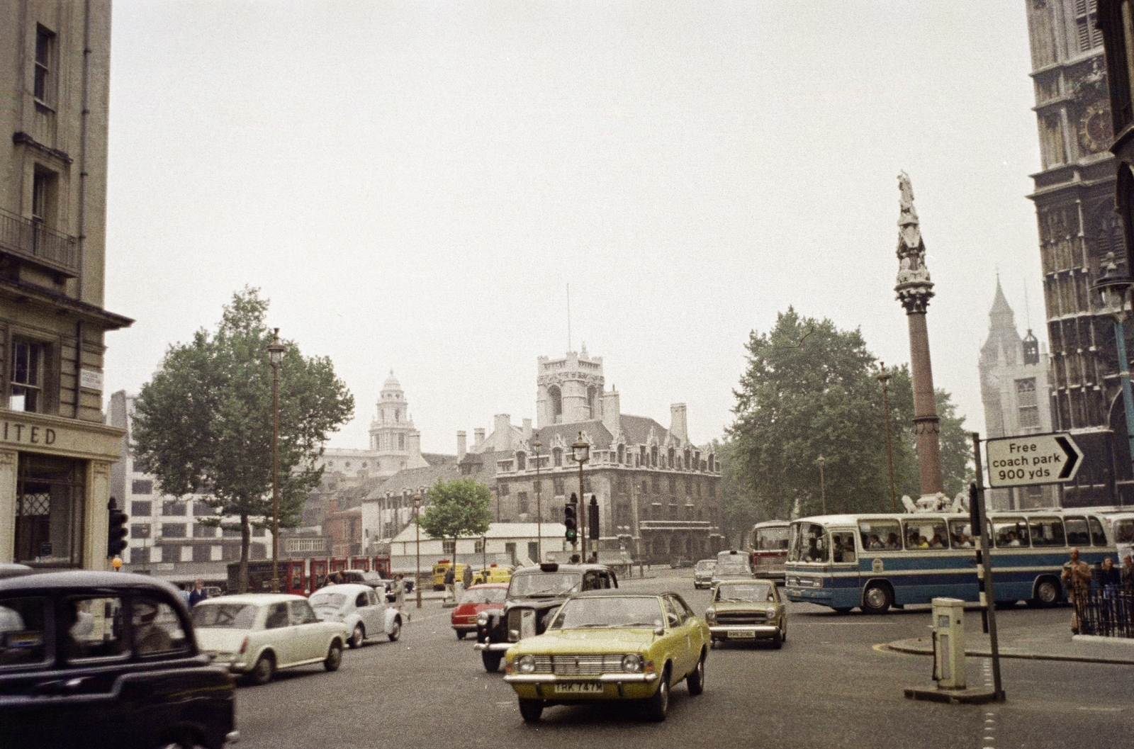 United Kingdom, London, a Sanctuary a Broad Sanctuary felé nézve. A kép közepén a Supreme Court, kép jobb szélén a Westminster Abbey sarka, a kettő között a háttérben a Big Ben., 1973, Jakab Antal, colorful, bus, Fortepan #210631