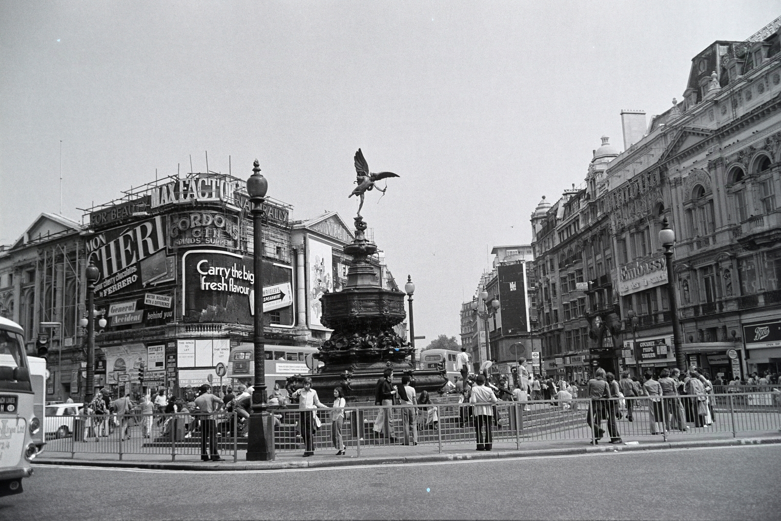 United Kingdom, London, Piccadilly Circus, Shaftesbury Memorial Fountain. Háttérben a Coventry Street., 1973, Jakab Antal, Fortepan #210633