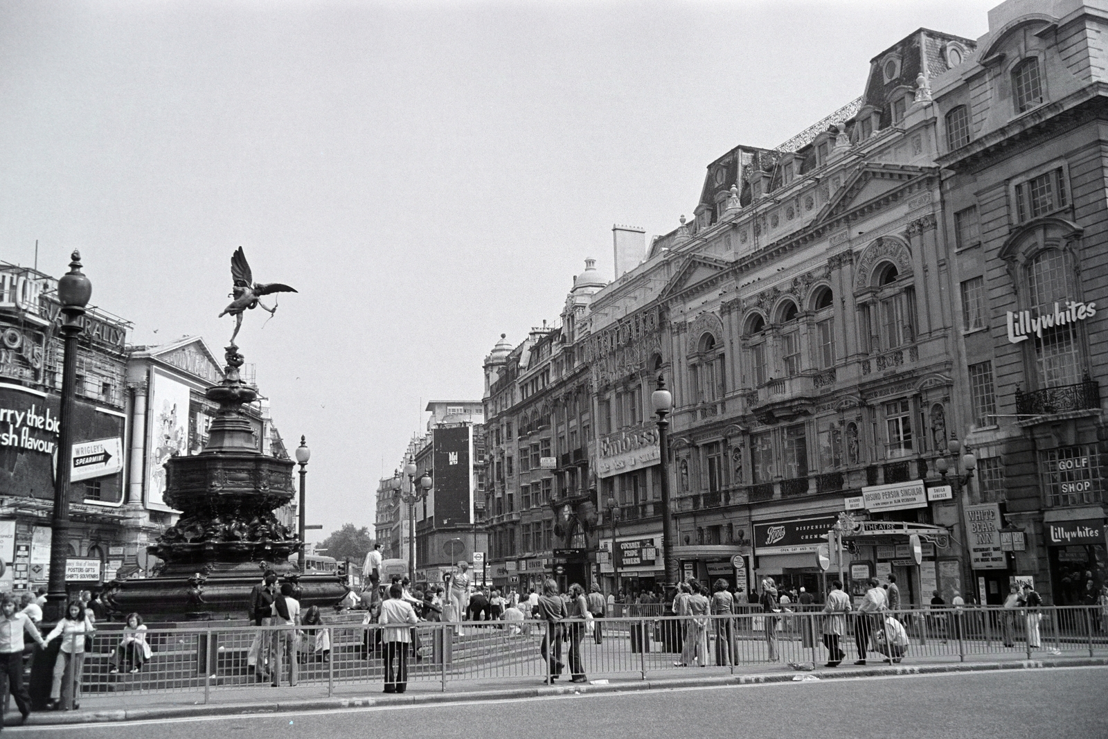 United Kingdom, London, Piccadilly Circus, Shaftesbury Memorial Fountain. Háttérben a Coventry Street., 1973, Jakab Antal, Fortepan #210634