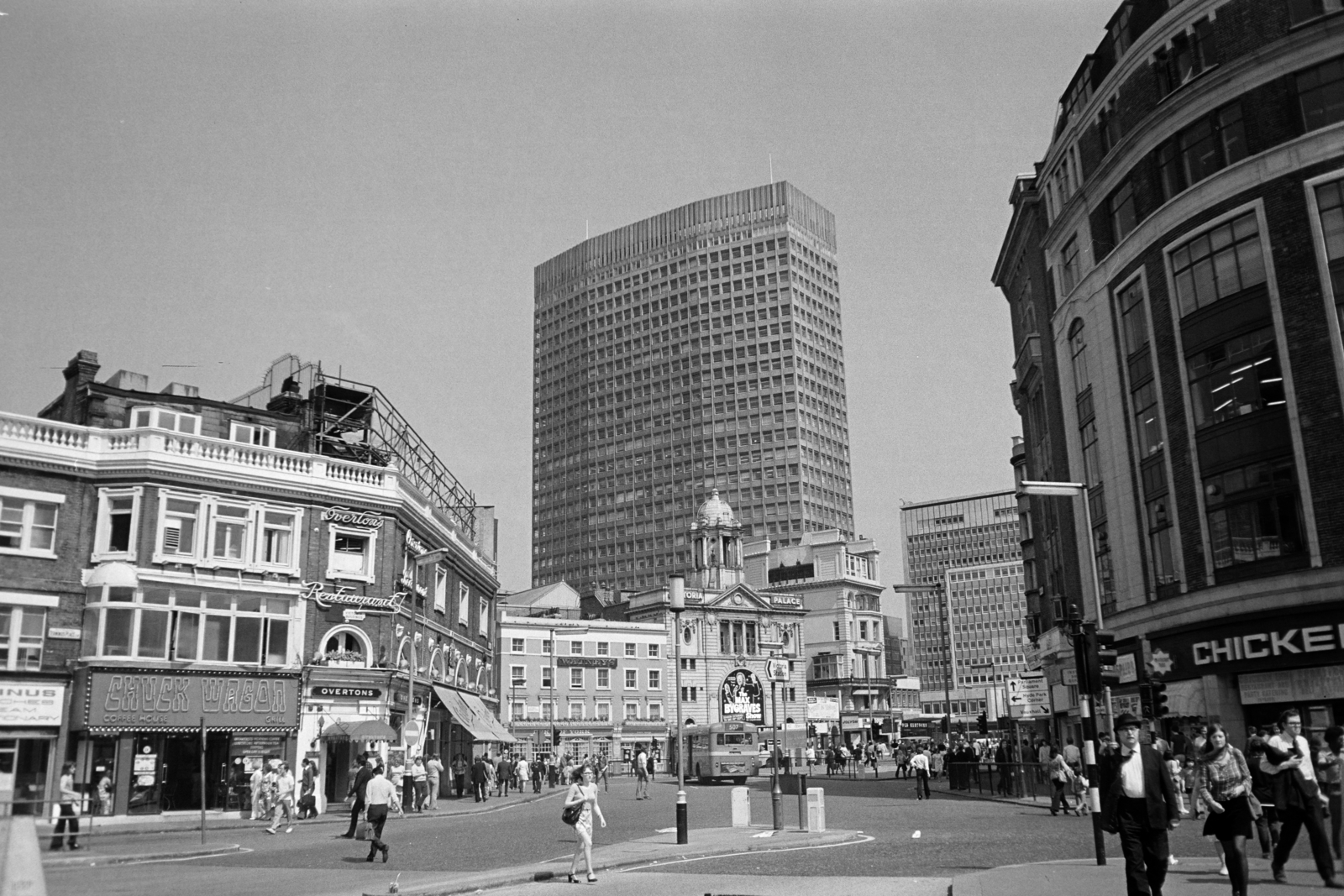 United Kingdom, London, Terminus Place a Wilton Road felé nézve, a kép közepén a Victoria Palace Theatre épülete., 1973, Jakab Antal, Fortepan #210638
