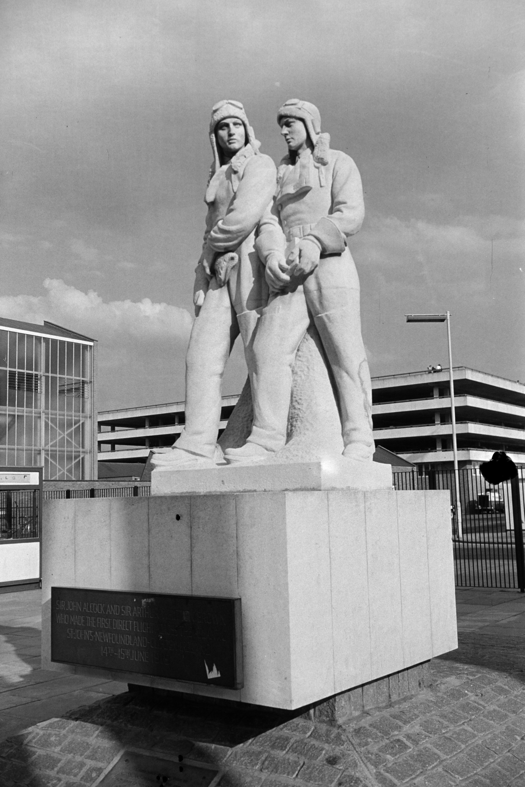 United Kingdom, London, Heathrow repülőtér. Az Atlanti-óceánt elsőként leszállás nélkül átrepülők, Sir John Alcock pilóta és Sir Arthur Whitten Brown navigátor szobra., 1973, Jakab Antal, Fortepan #210648