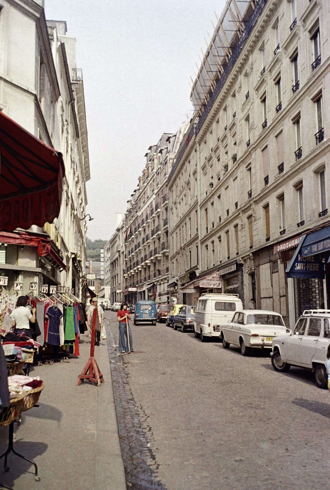 Franciaország, Párizs, Rue d'Orsel a Place Saint-Pierre felé nézve., 1973, Jakab Antal, színes, Fortepan #210651