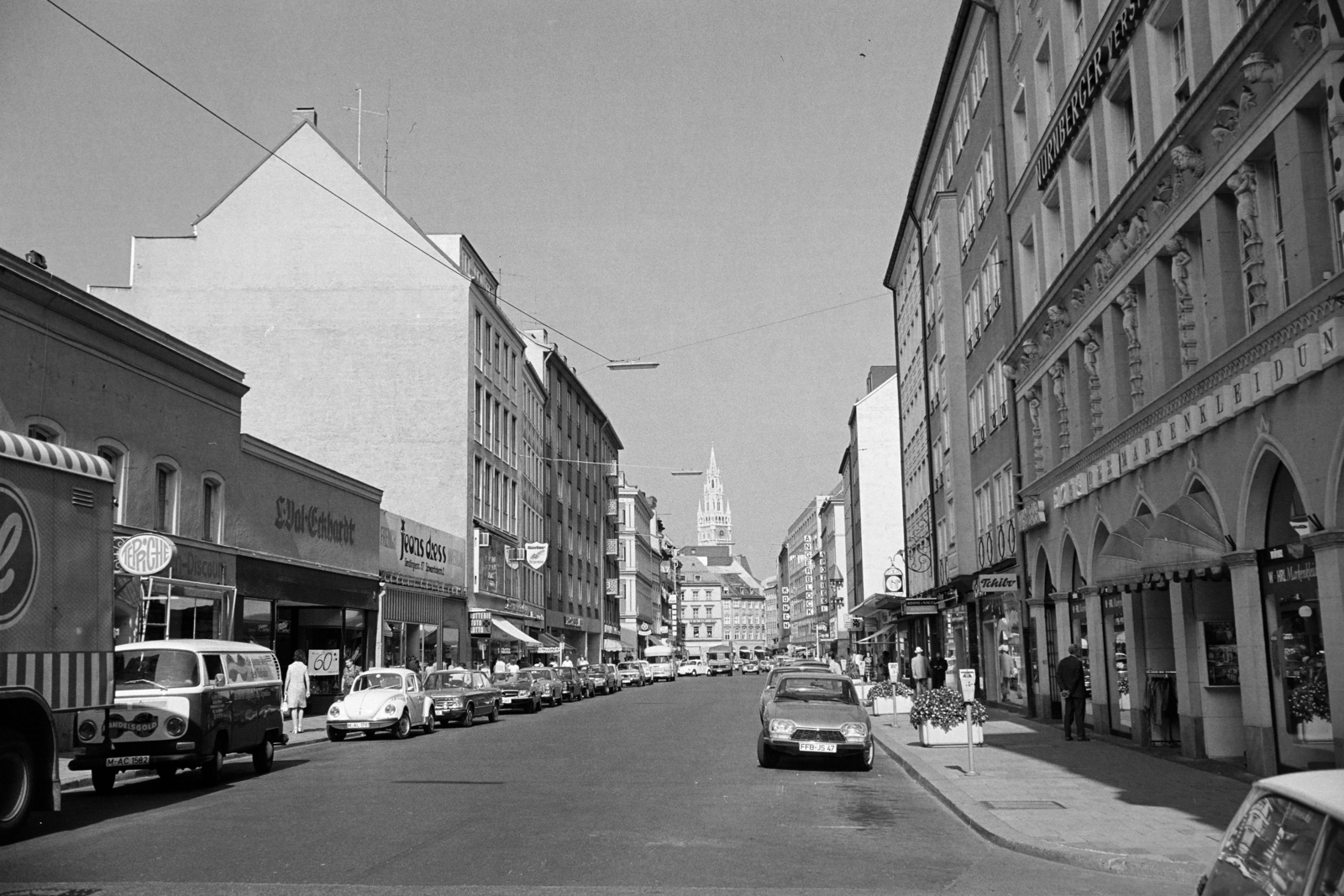 Németország, München, Sendlinger Strasse a Marienplatz felé, a háttérben középen az Új Városháza tornya., 1976, Jakab Antal, Fortepan #210670